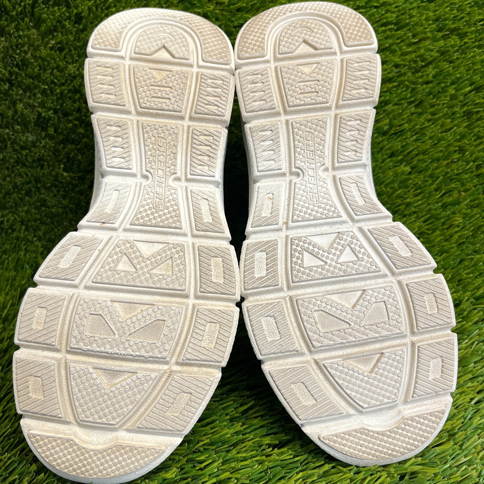Skechers Slip-Ins Modern D’Lux Womens Size 5 Beige Casual Walking Slip On Shoes