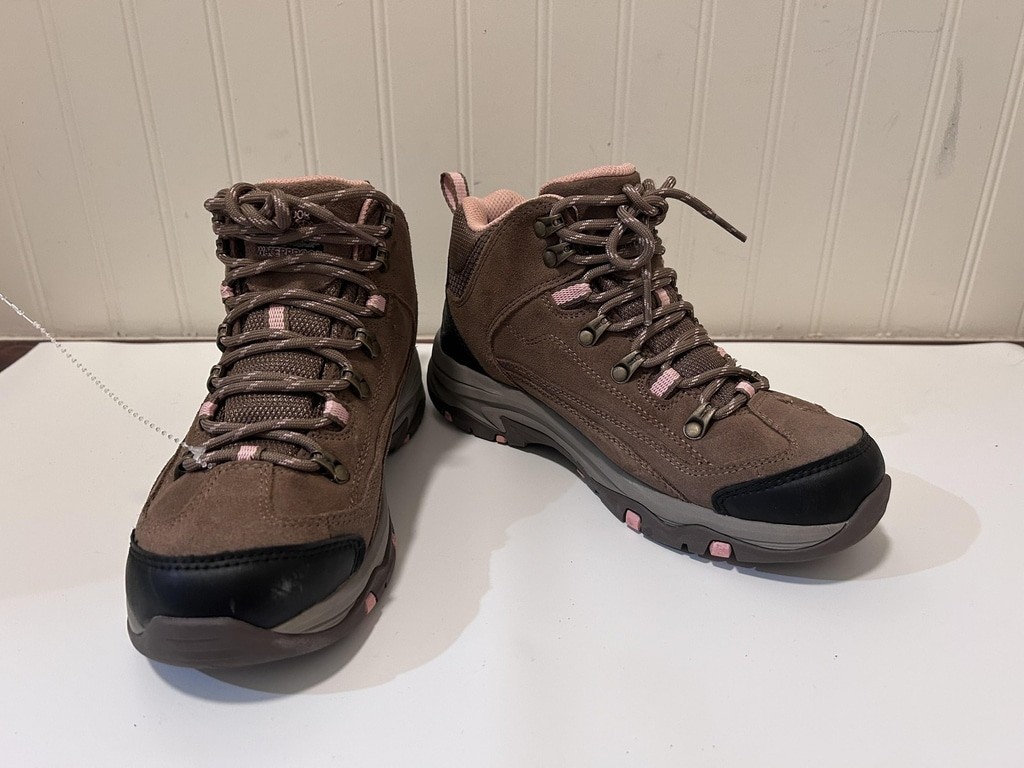 Skechers Relaxed Cooled Boots Womens Size 6.5 36 Brown and Pink Lace Up 67004