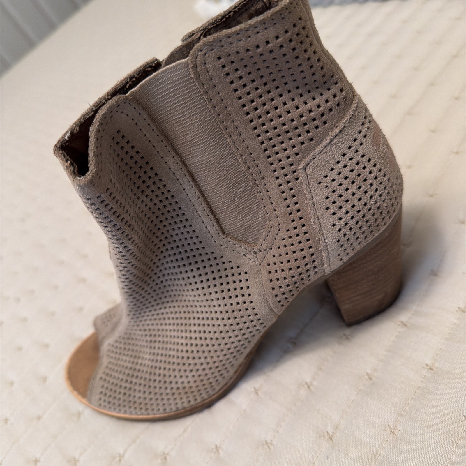 TOMS Majorca Peep Toe Suede Stucco Tan Perforated Ankle Boots Women’s 7.5