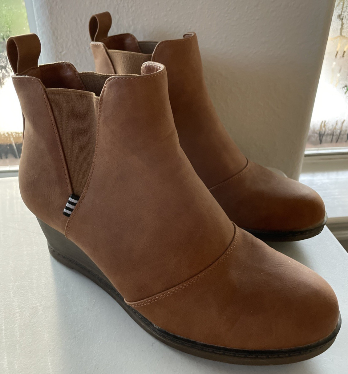 VEPOSE NEW YORK Women’s Brown Pull-On Wedge Round Toe Ankle Boots Size: 8M