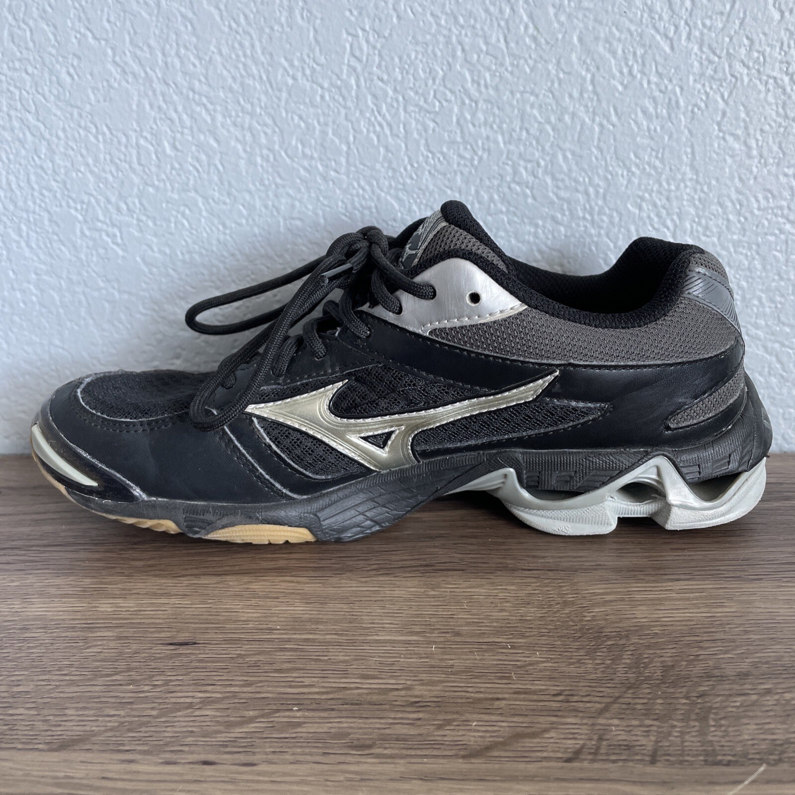 Mizuno Womens Wave Bolt 6 430224 9073 Black Running Shoes Sneakers Size 6.5