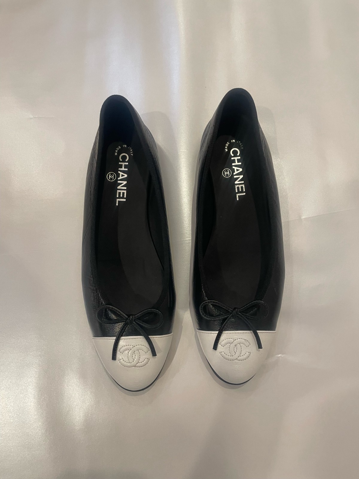 CHANEL SS26 Crumpled Shiny Lambskin Leather with White Cap Toe Ballet Flat 41.5