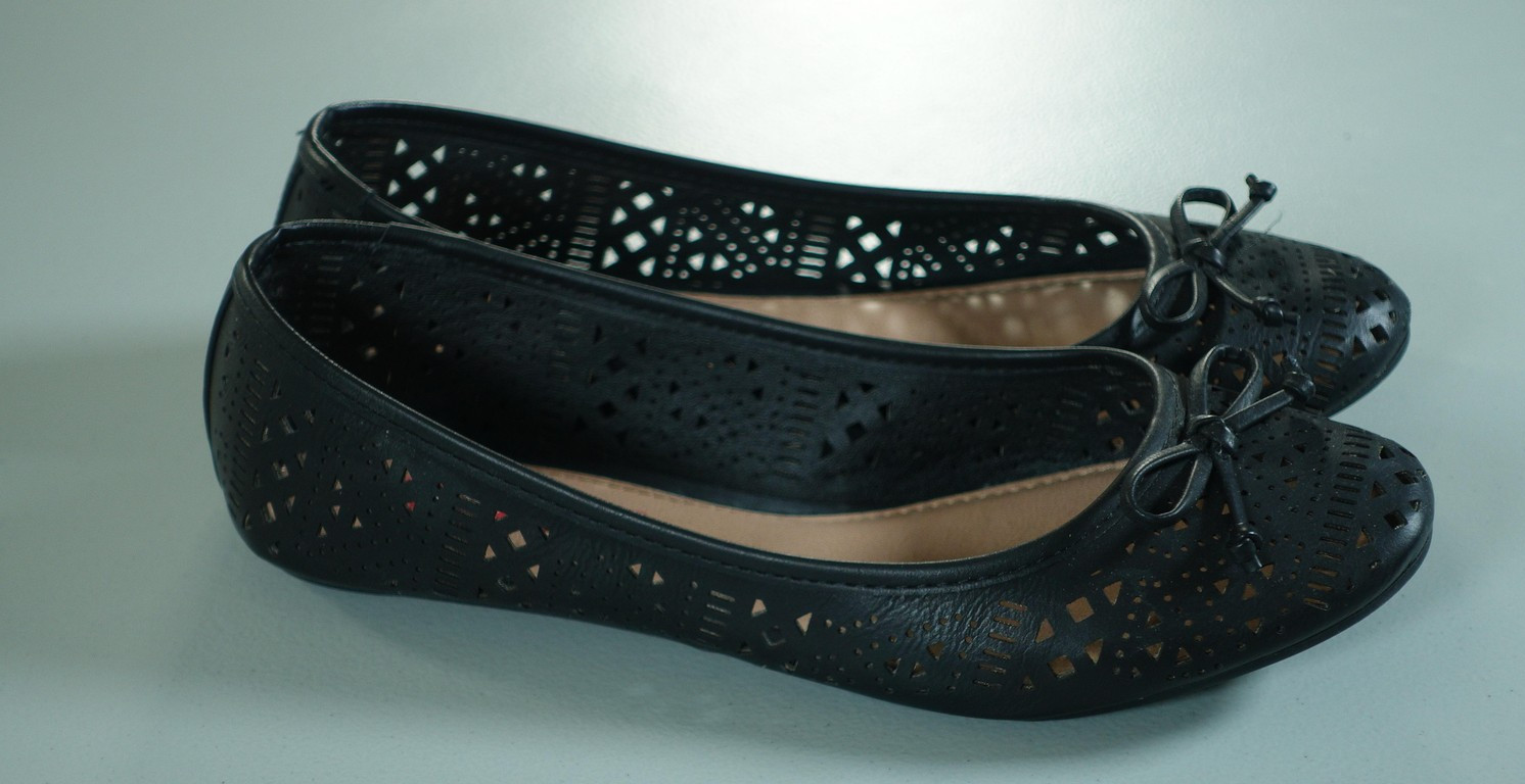 UNIONBAY Shoes Womens Size 8 Black Cutout Ballet Flats Bow Round Toe Slip On
