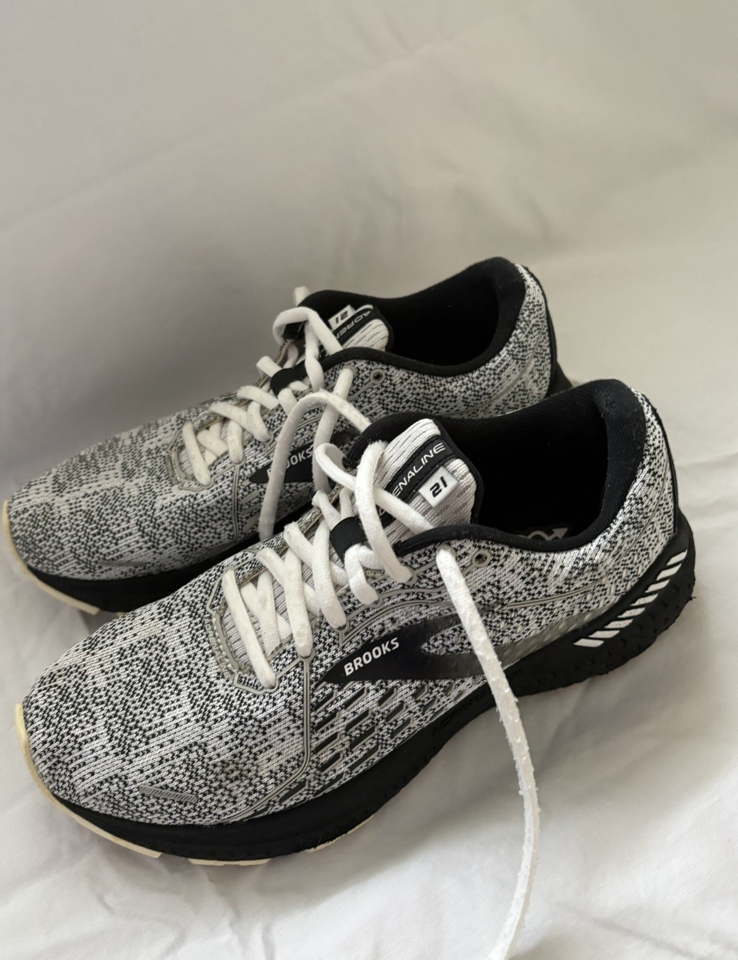 Brooks Women’s Adrenaline 21 Size 8.5 Black And Grey And White