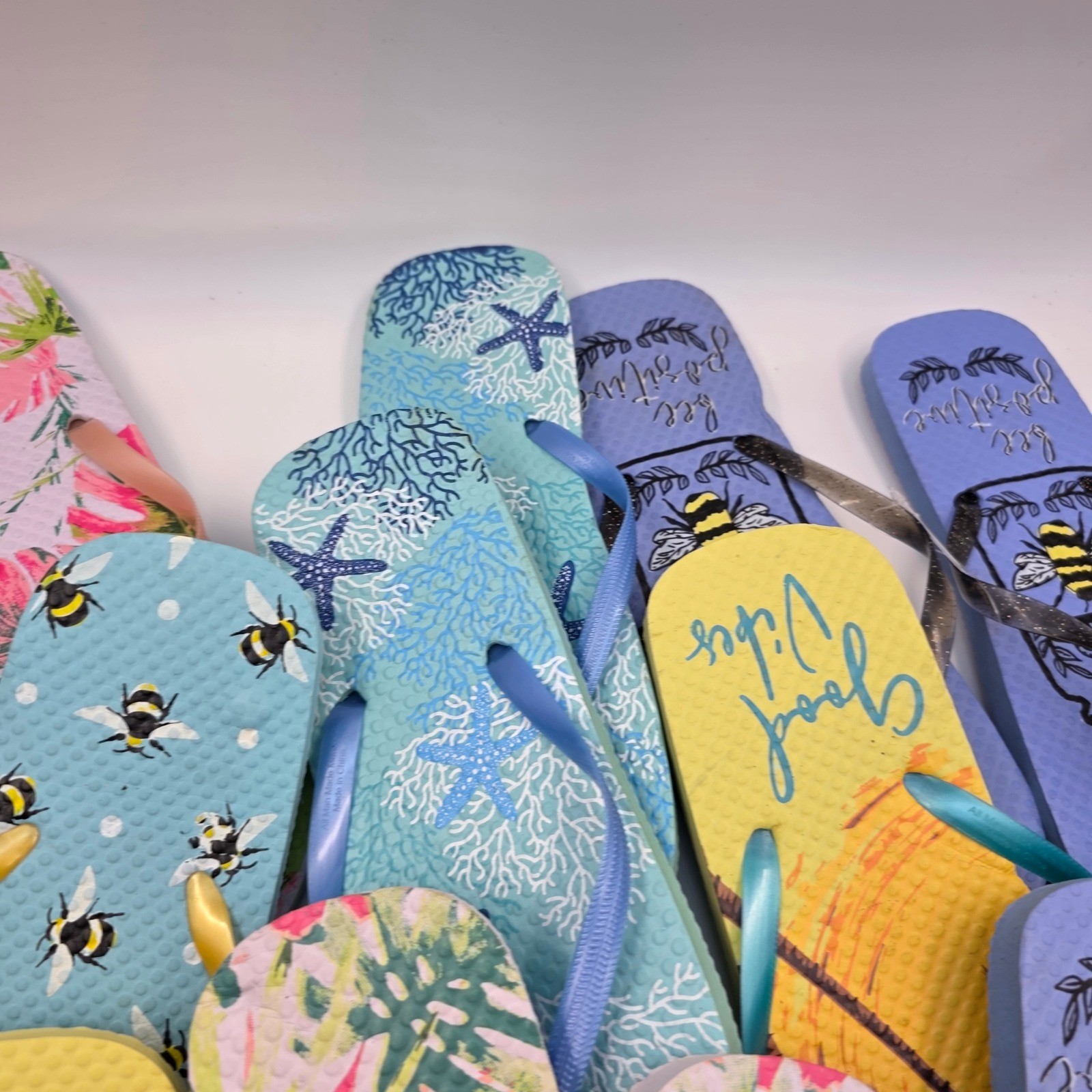 Lot of 10 Juncture Womens Flip Flops Sandals Summer Prints Bee Starfish NWT