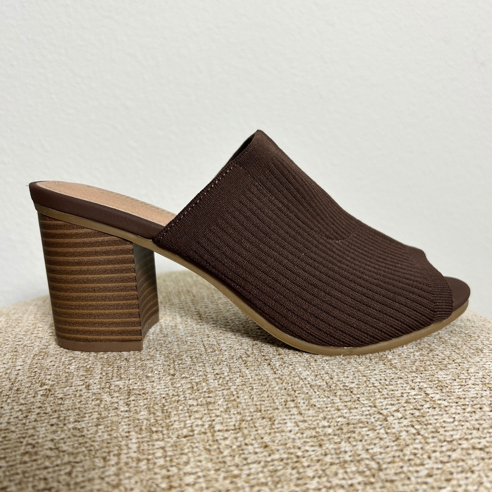 Cushionaire Brown Ribbed Knit Open Toe Block Heel Mules Sandals Womens 7