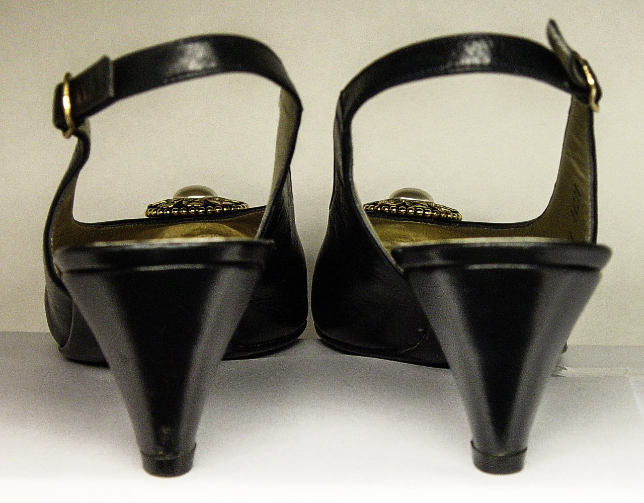BRUNO MAGLI MADE IN ITALY BOLOGNA SZ 7AAA 2″ SLINGBACK PUMPS GOOD USED CONDITION