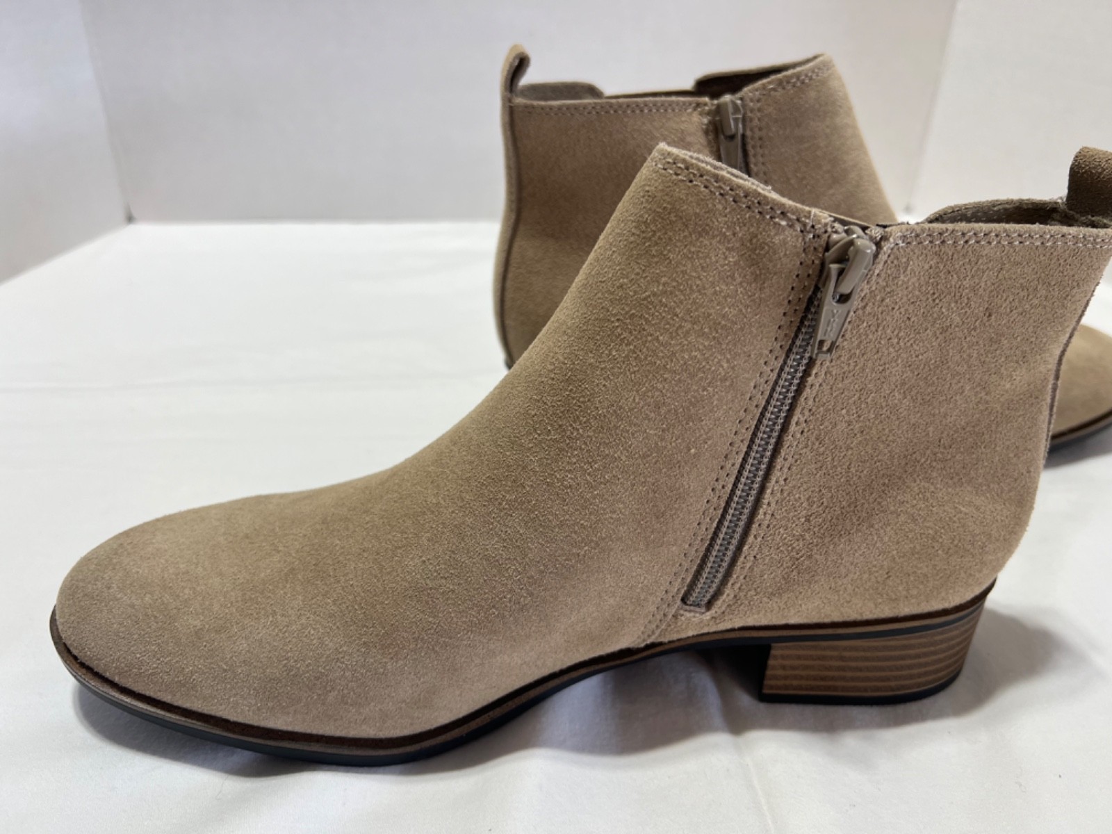 Womens White Mountain Ankle Boot, size 10M, Beige, Suede Upper, side zipper.