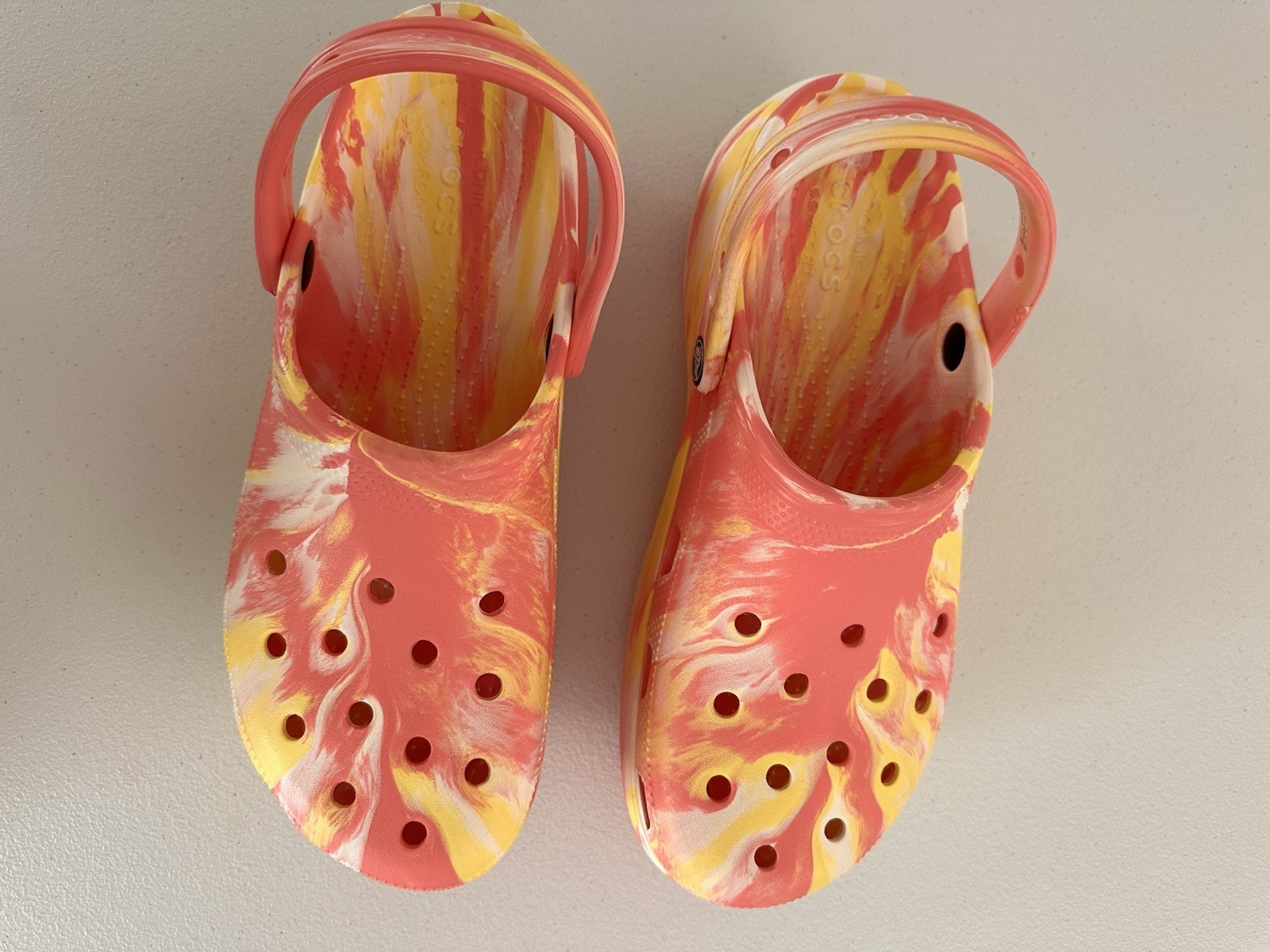 Crocs Women’s Tie Dye Clog Sandals Pink Yellow White Slip-On Rubber US 11