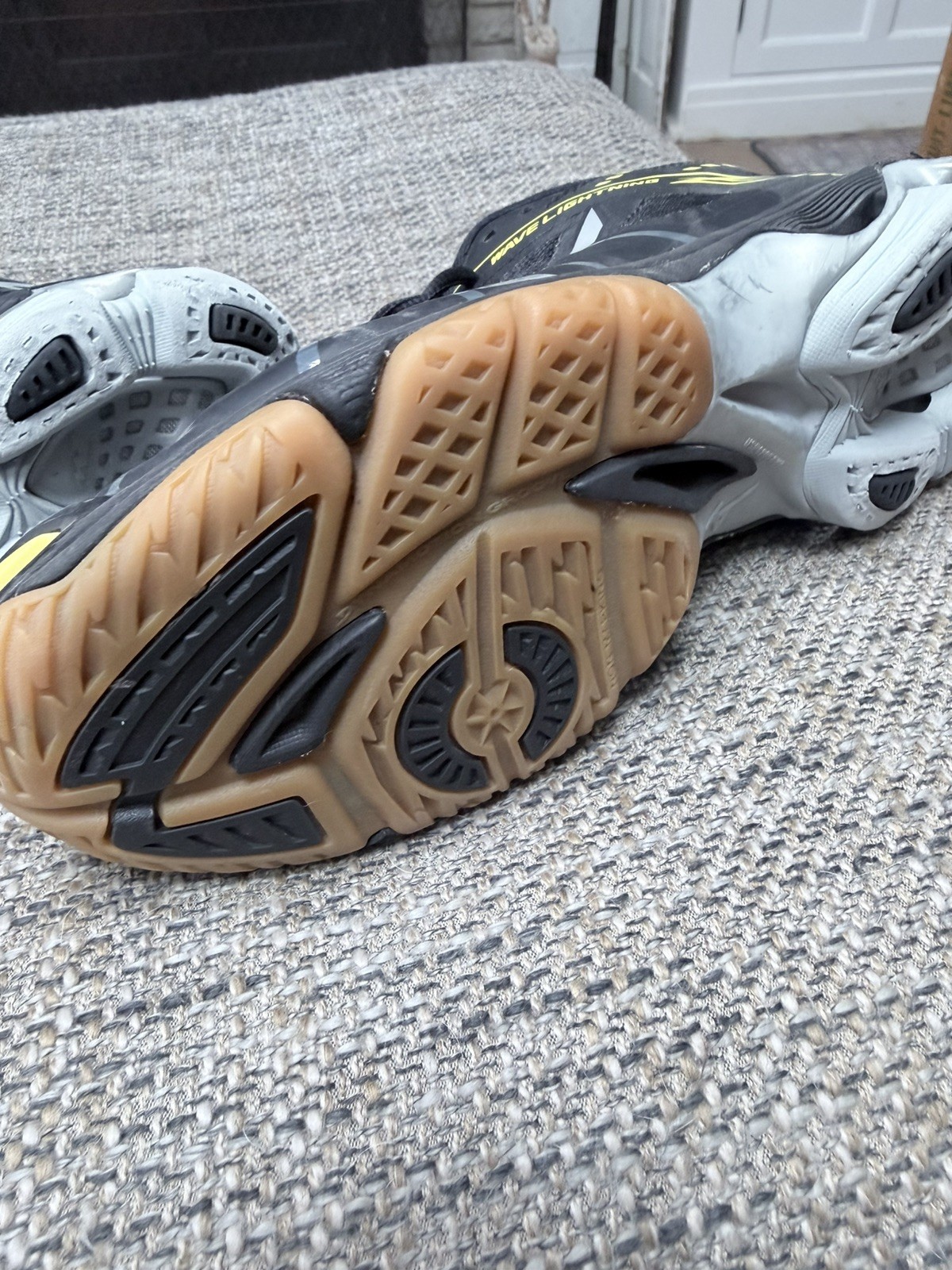 Mizuno Wave Bolt 6 volleyball shoe black/silver womens size 8.5
