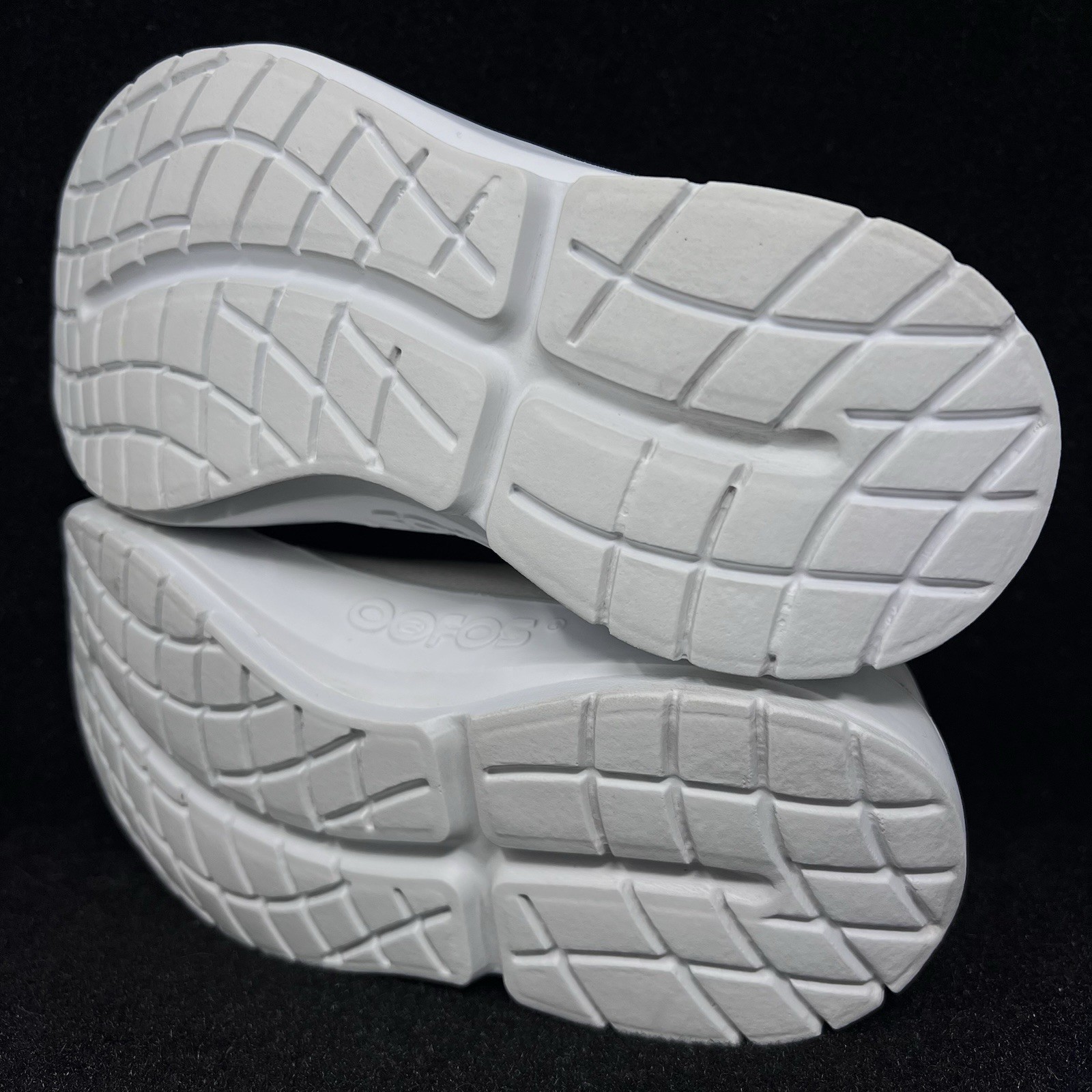 OOFOS OOmg eeZee Women’s Size 8.5 All White Casual Recovery Slip Ons.
