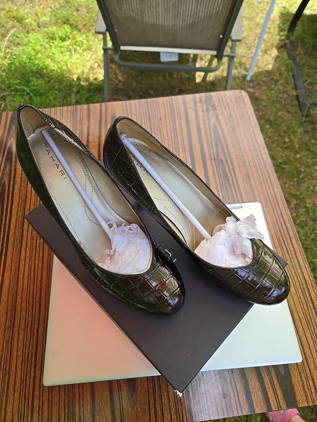 TAHARI TA-LONNIE Espresso Patent Embossed Croc Pattern Pump – 110490 Size 8.5