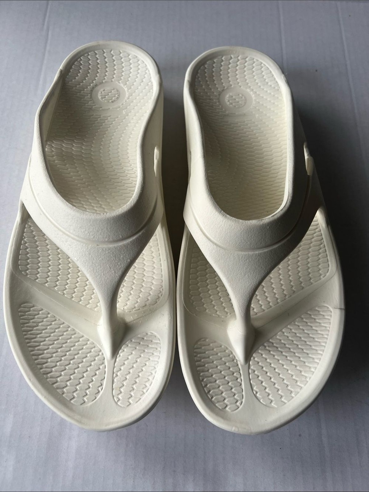OKA White Foam Thong Sandals br RECOVERY FLIP FLOP, ROASTED OOLONG| UNISEX