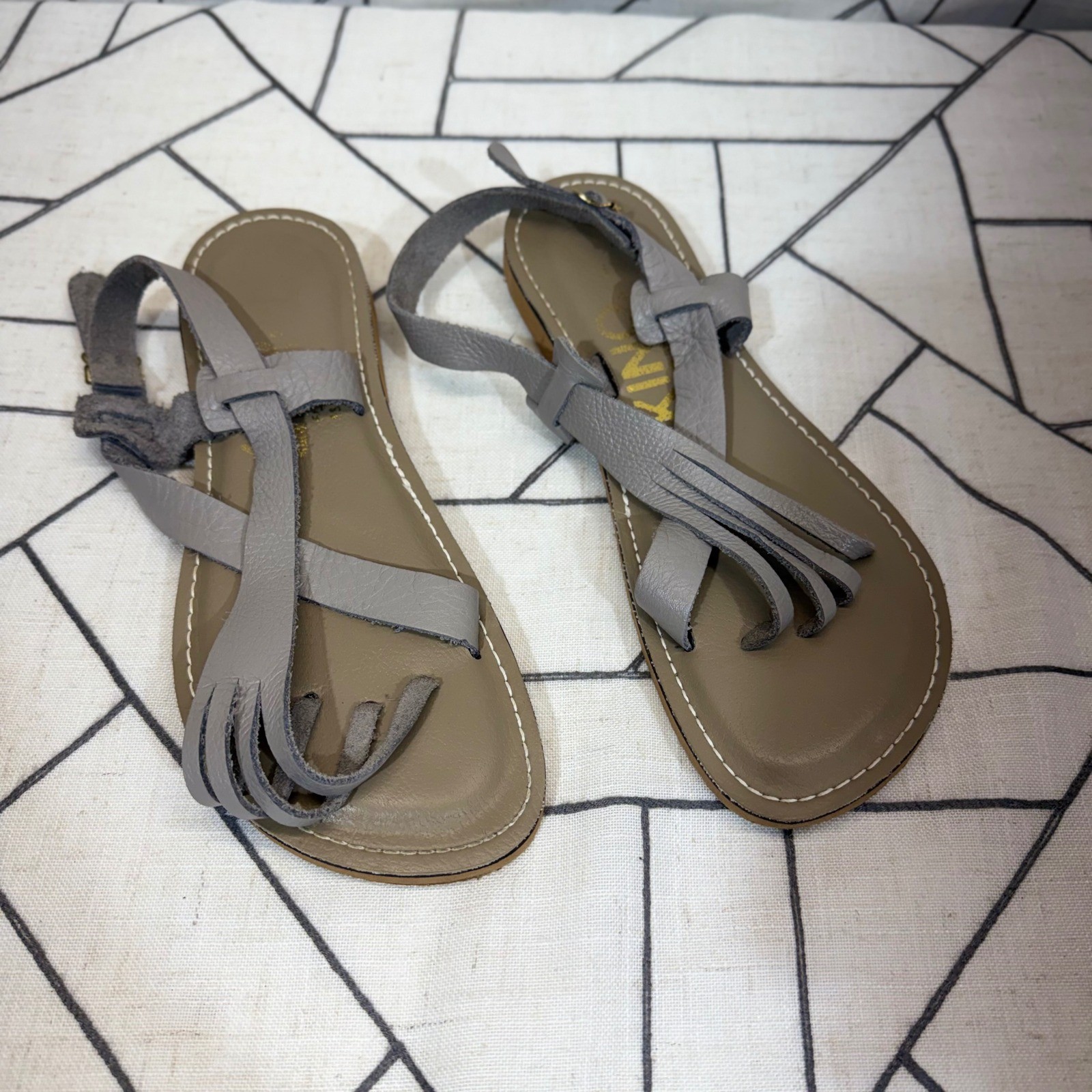Kino Sandals Size 7 Grey Leather Toe Separating Fringe Ankle Strap Florida Made