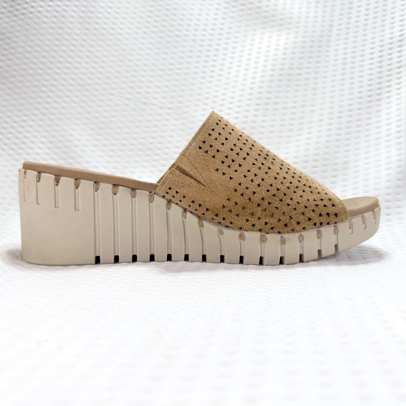 Women’s Skechers Pier Ave Luxe Foam Suede Wedge Sandal Tan Size 8 -New w/Flaw
