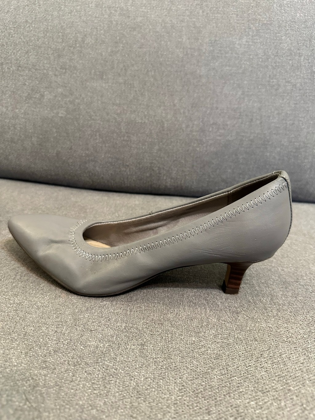 Clarks Ultimate Comfort Grey Kitten Heel Pumps Size 7.5 Formal Business Workwear