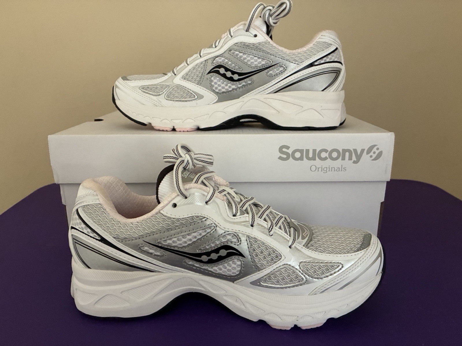 NIB Sz 7.5M Saucony Progrid Guide 7 White/Pink Women’s Running Shoes