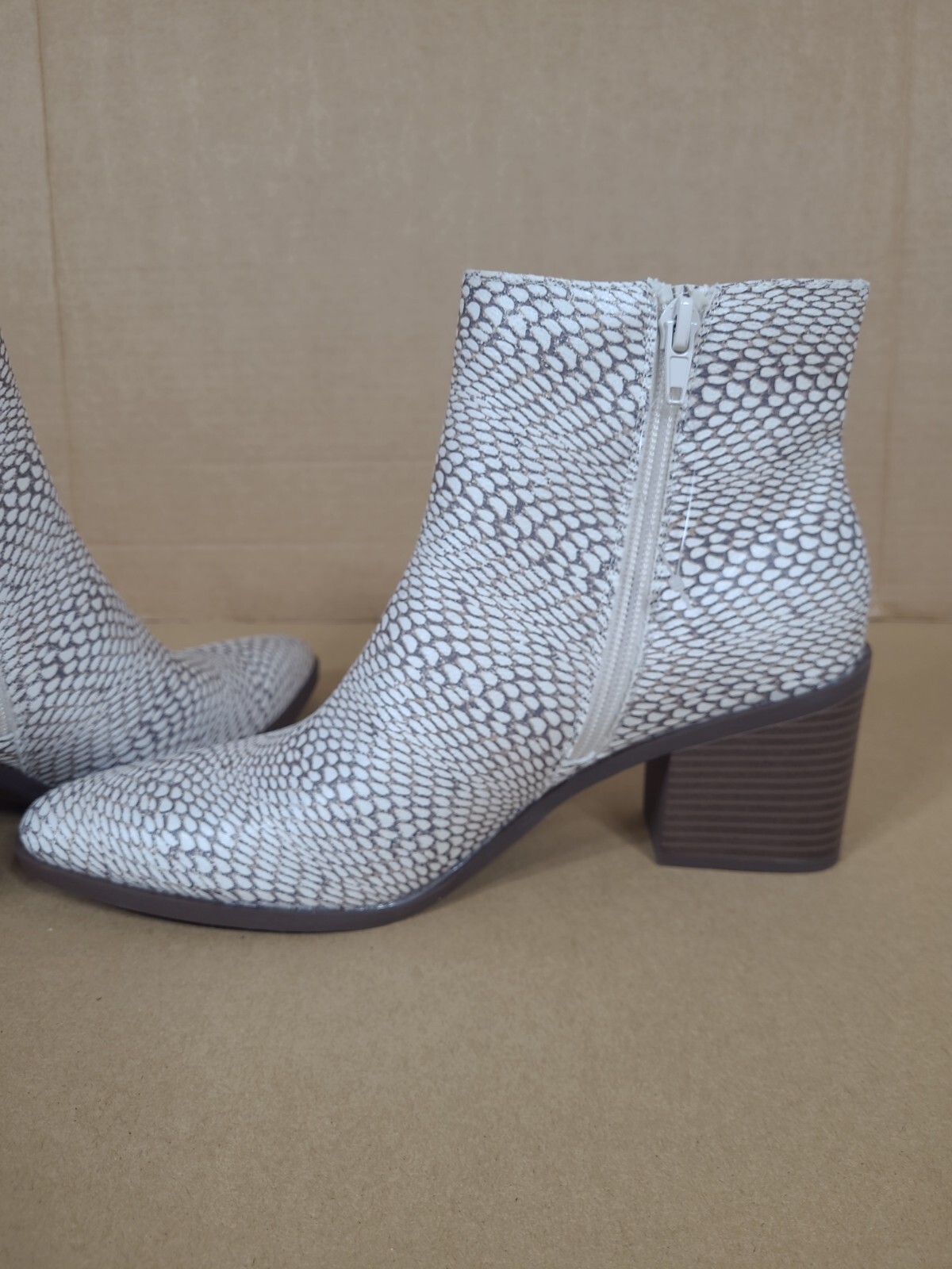 The Limited Kiki Chelsea Booties White Brown Snakeskin Look Size 8.5M Nwob
