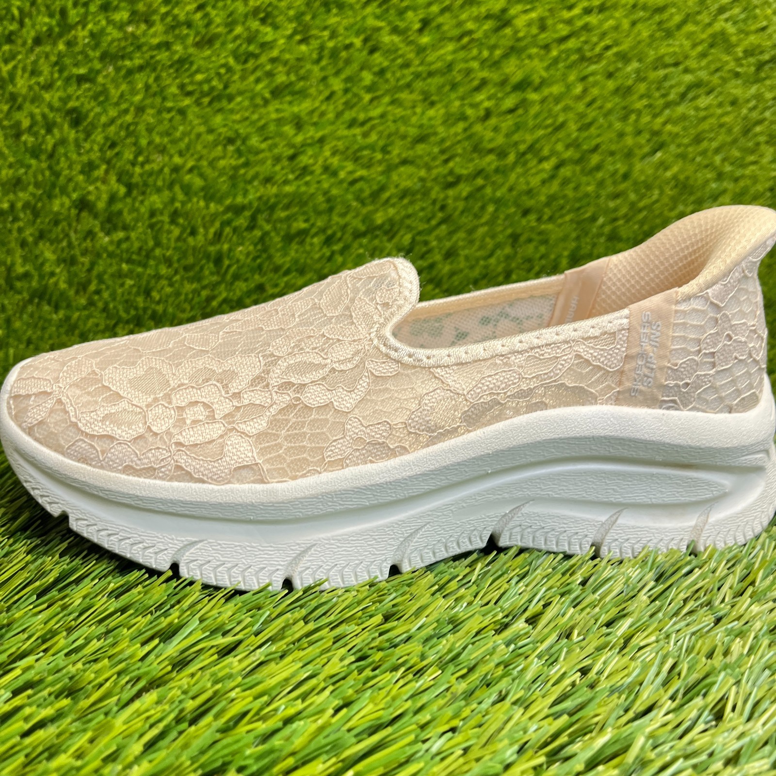 Skechers Slip-Ins Modern D’Lux Womens Size 5 Beige Casual Walking Slip On Shoes