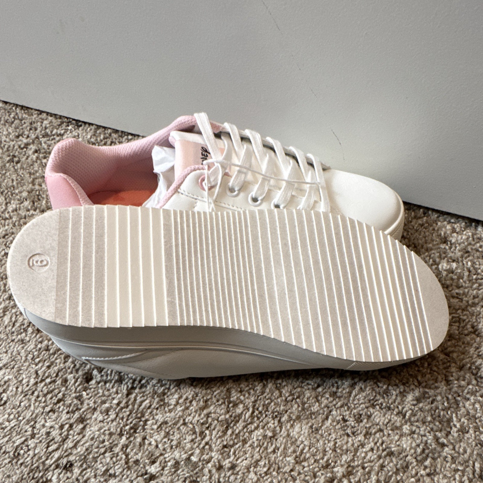 Disney Minnie Mouse Women’s White/Pink Low Top Sneakers 842390