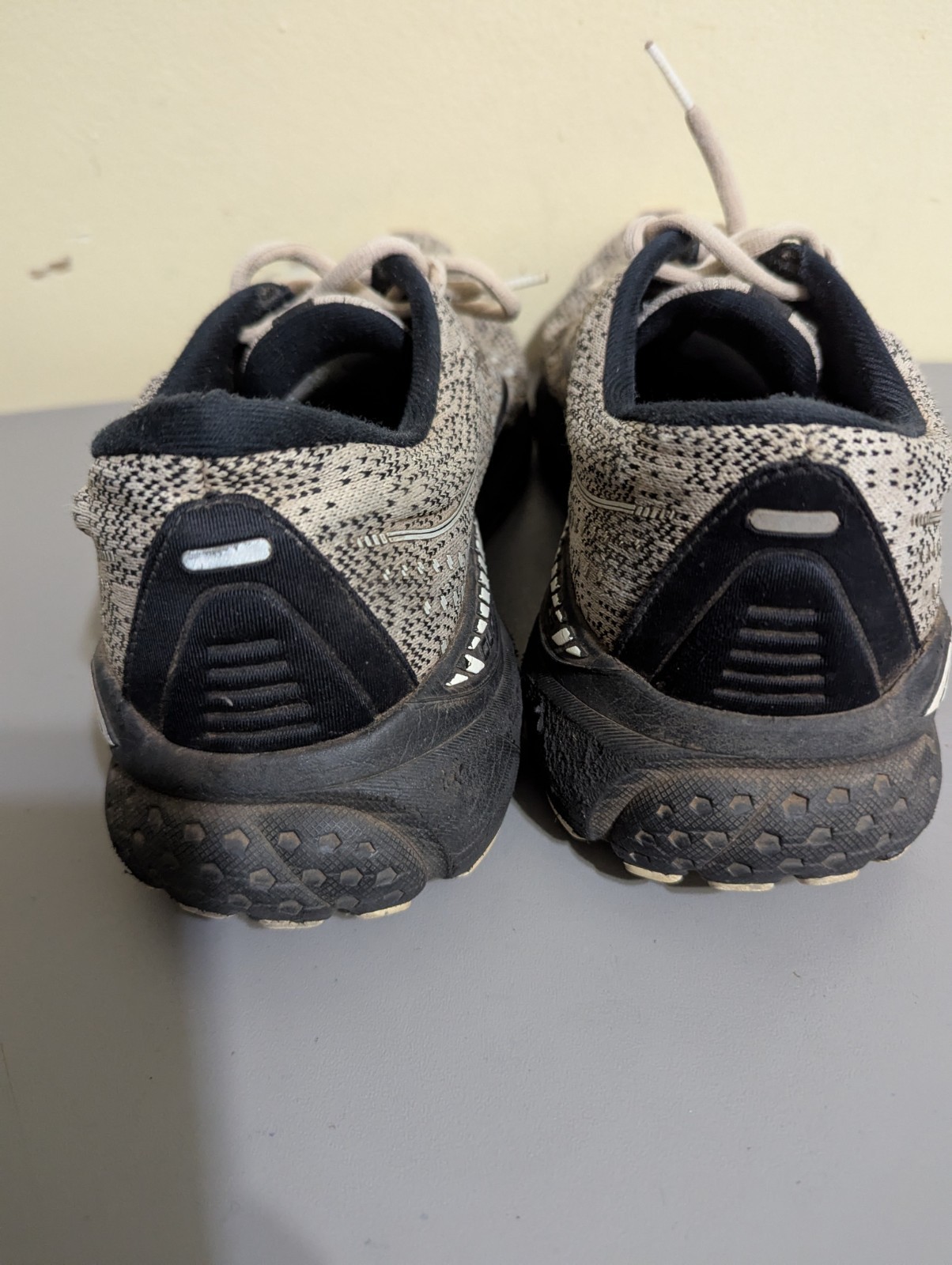 Brooks Women’s Size 11 Adrenaline GTS 21 Sneakers, Gray