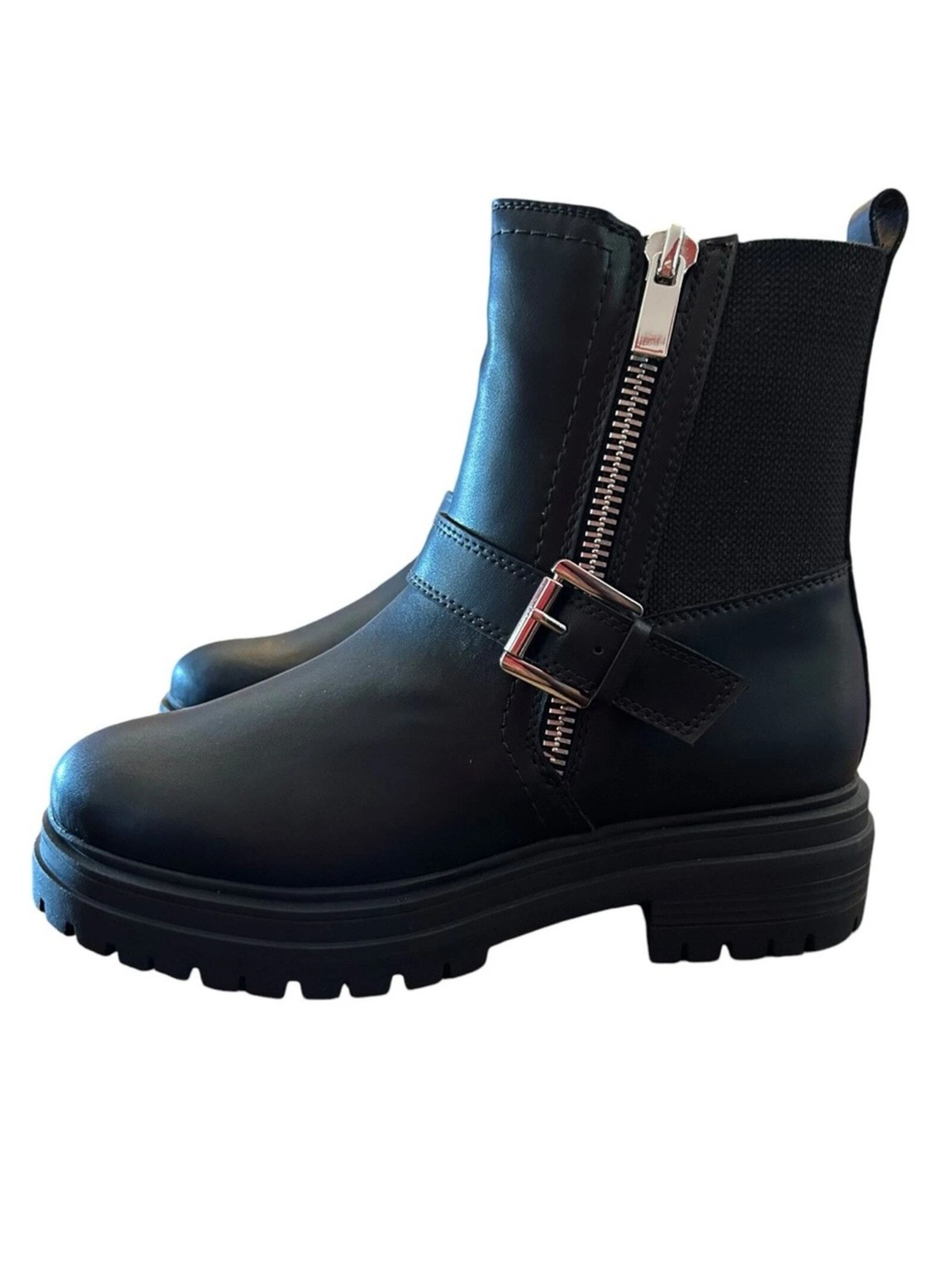 AQUA COLLEGE Womens Black 1″ Platform Back Pull-Tab Grant Block Heel Moto 8 M