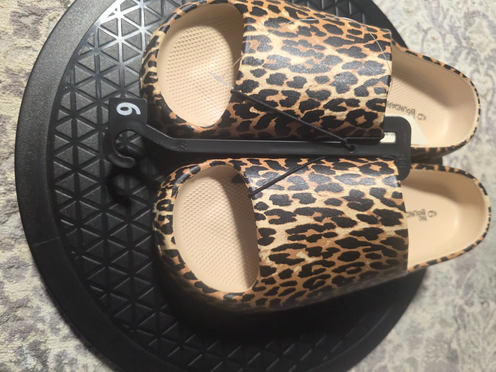 No Boundaries Cheetah print slide platform Sandals, NEW Size 9
