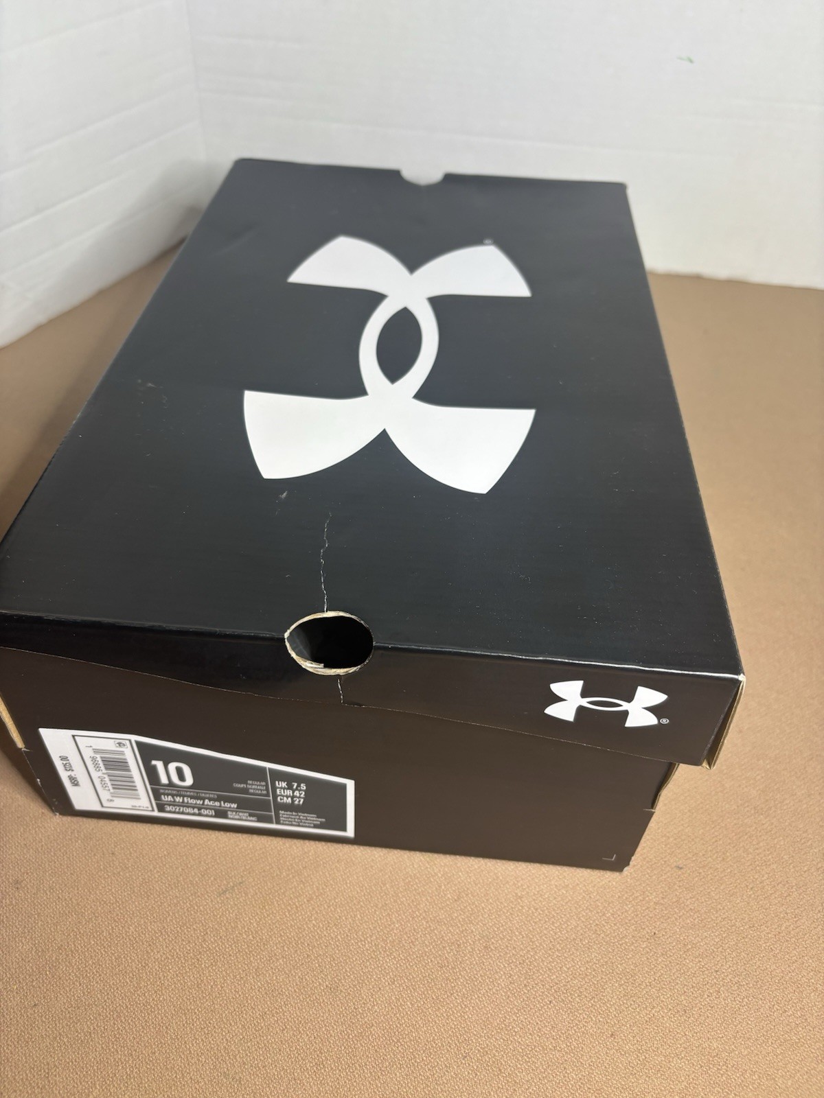 3027084 Under Armour Women’s Flow Ace Low Volleyball Shoes Black Size 10 NIB New