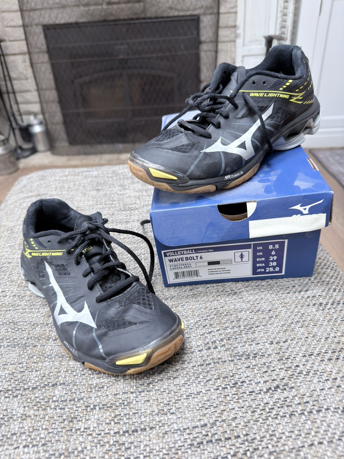 Mizuno Wave Bolt 6 volleyball shoe black/silver womens size 8.5