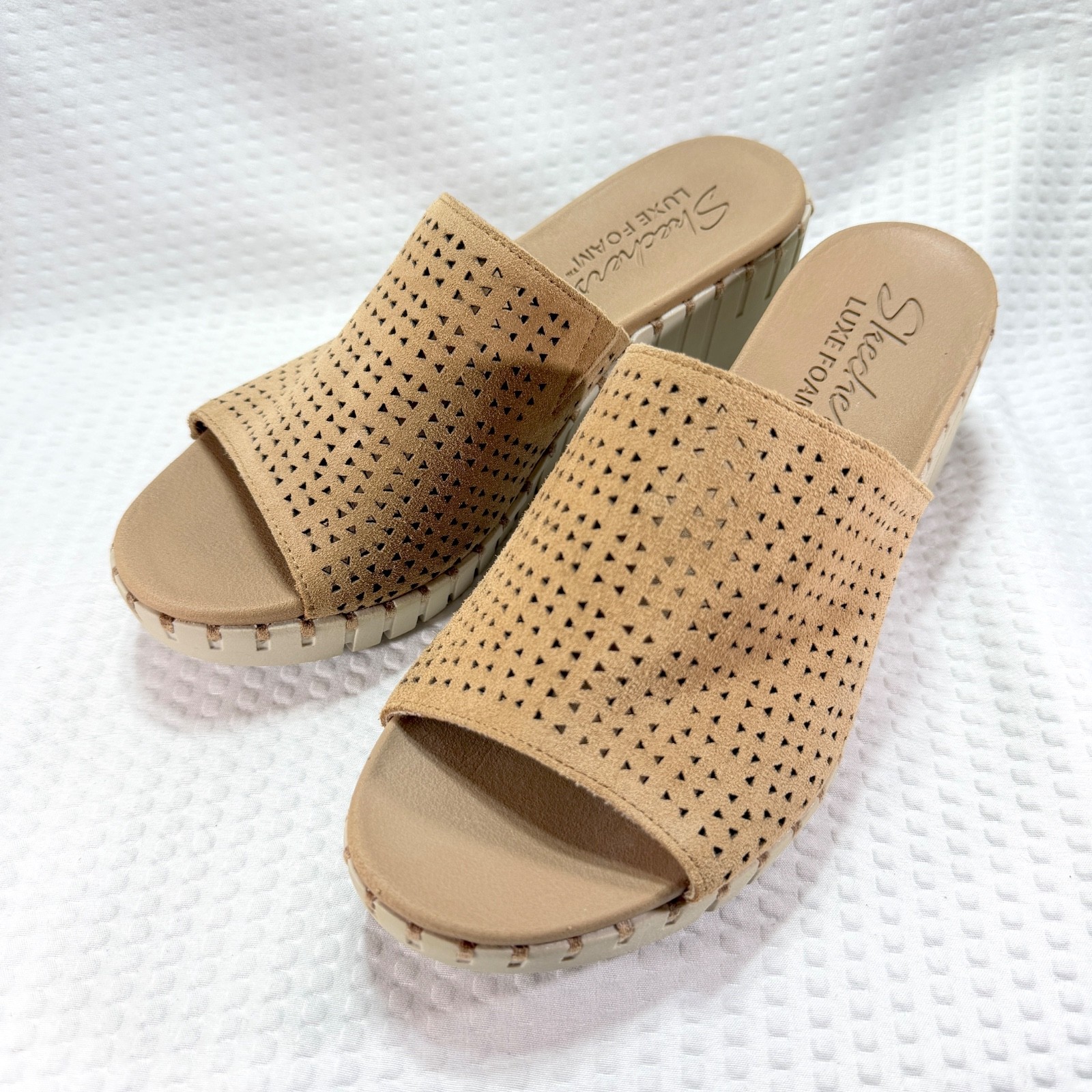 Women’s Skechers Pier Ave Luxe Foam Suede Wedge Sandal Tan Size 8 -New w/Flaw