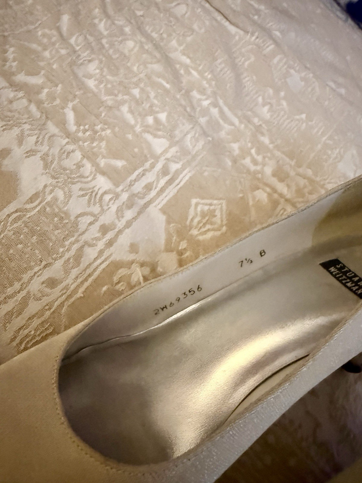 Stuart Weitzman Women’s Ivory Silk Pointed Toe Kitten Heel Pumps 7.5 B