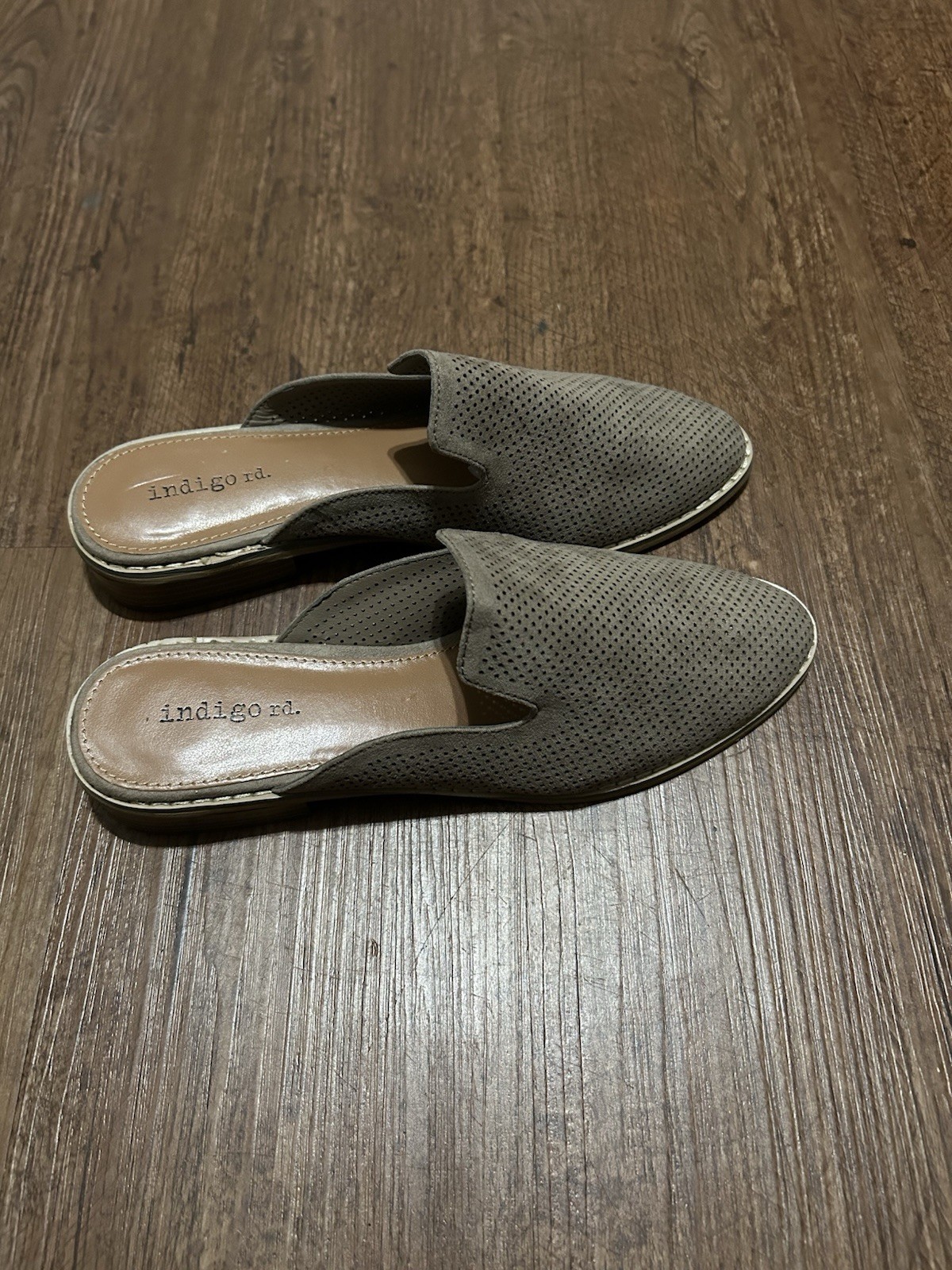 Indigo Rd. Women’s Gray Faux Suede Perforated Mule Flats Slip On 6.5M