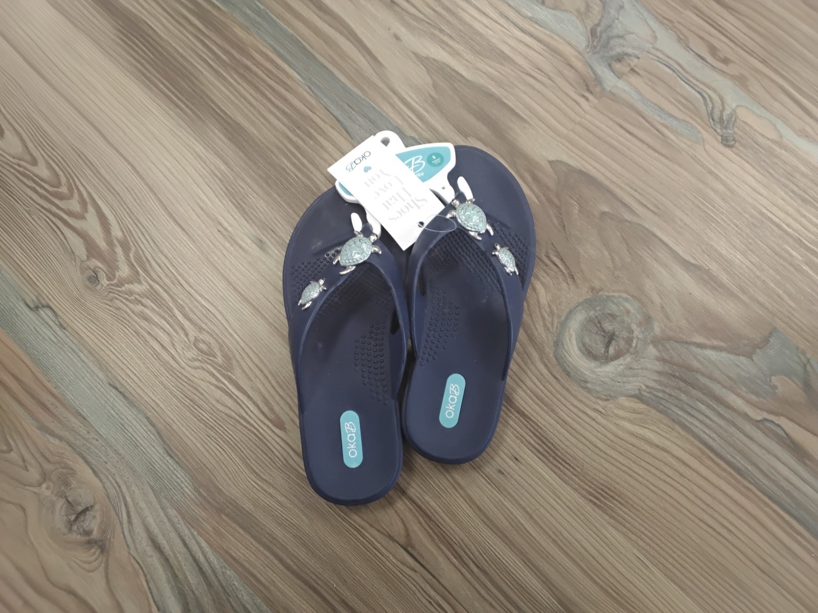 Women’s navy flipflops,size small