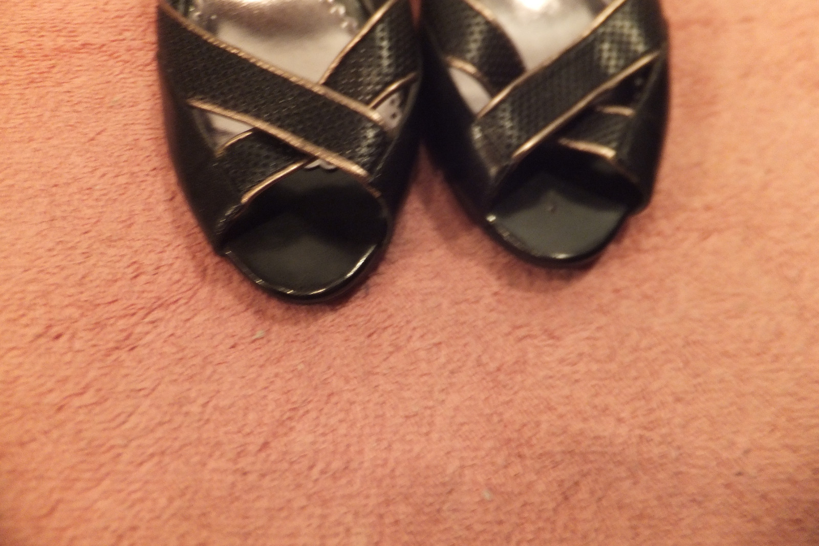 BCBG Paris Womens Black/Gold OpenToe Sling Back 3.25″ Heels Size 8.5M Quite Good
