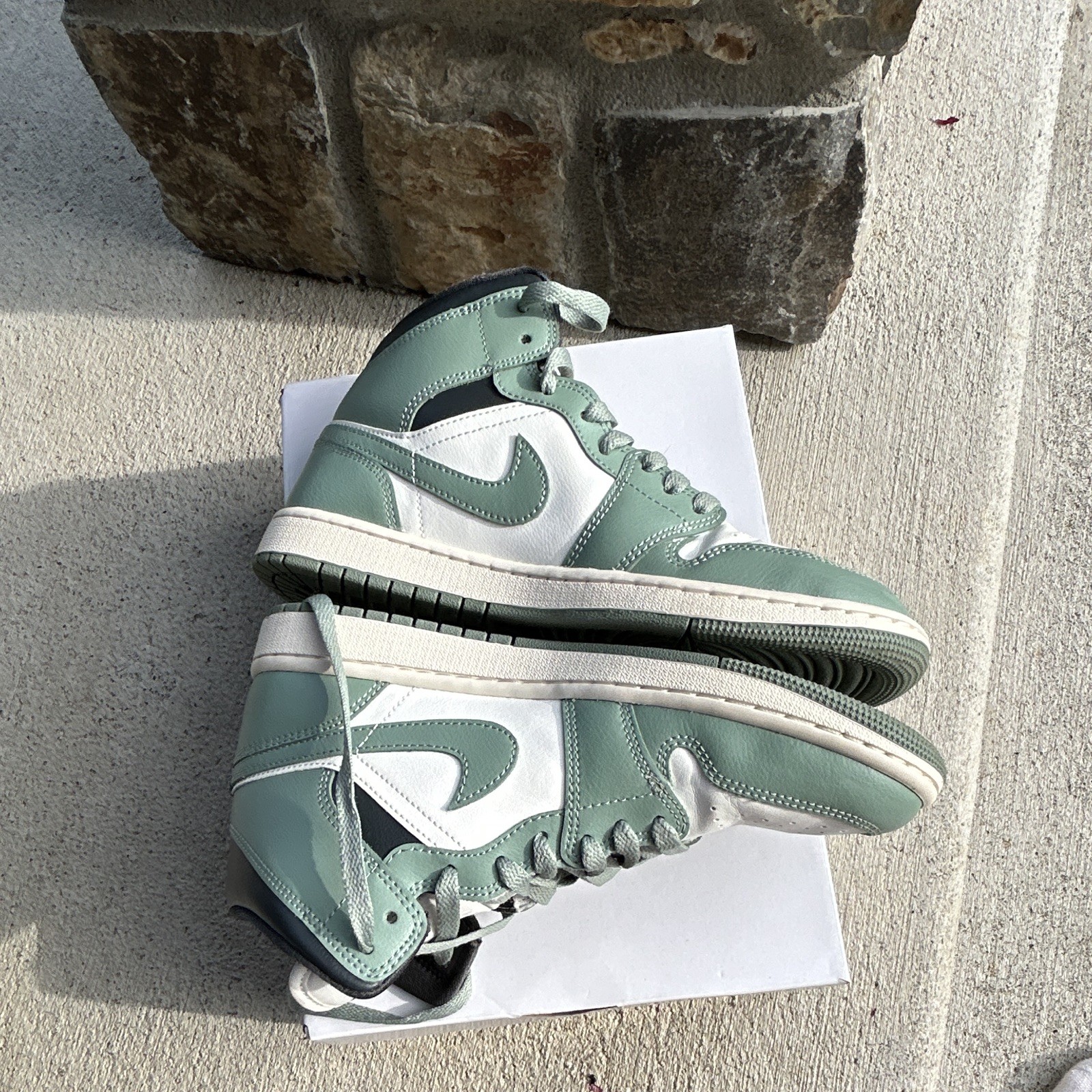 Jordan Air Jordan 1 Mid Jade Smoke Green/White Colorblock Leather BQ6472-130