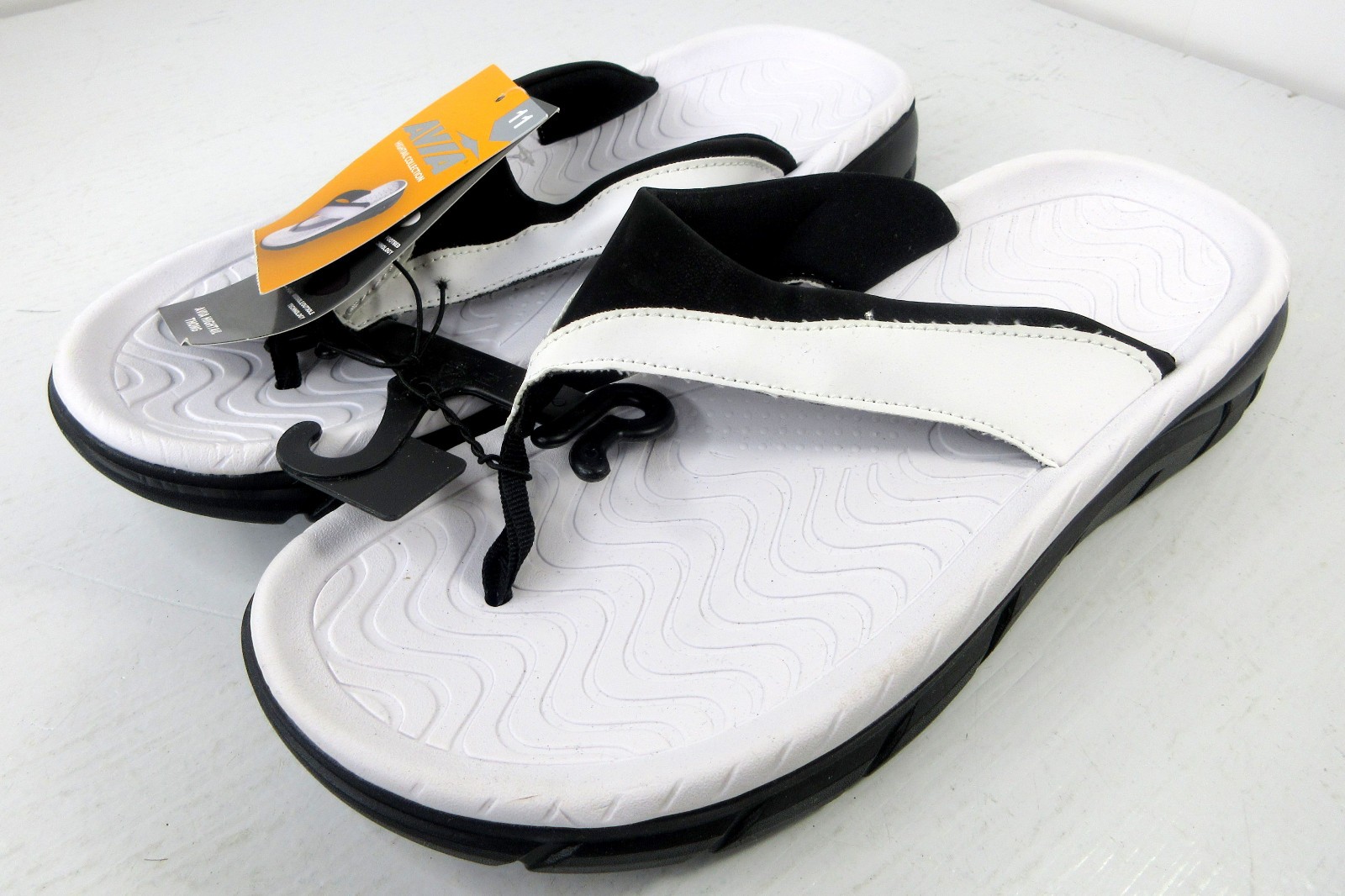 AVIA Hightail Thong Athletic Sandals Eva Foam Fom White Black Women’s Size 11