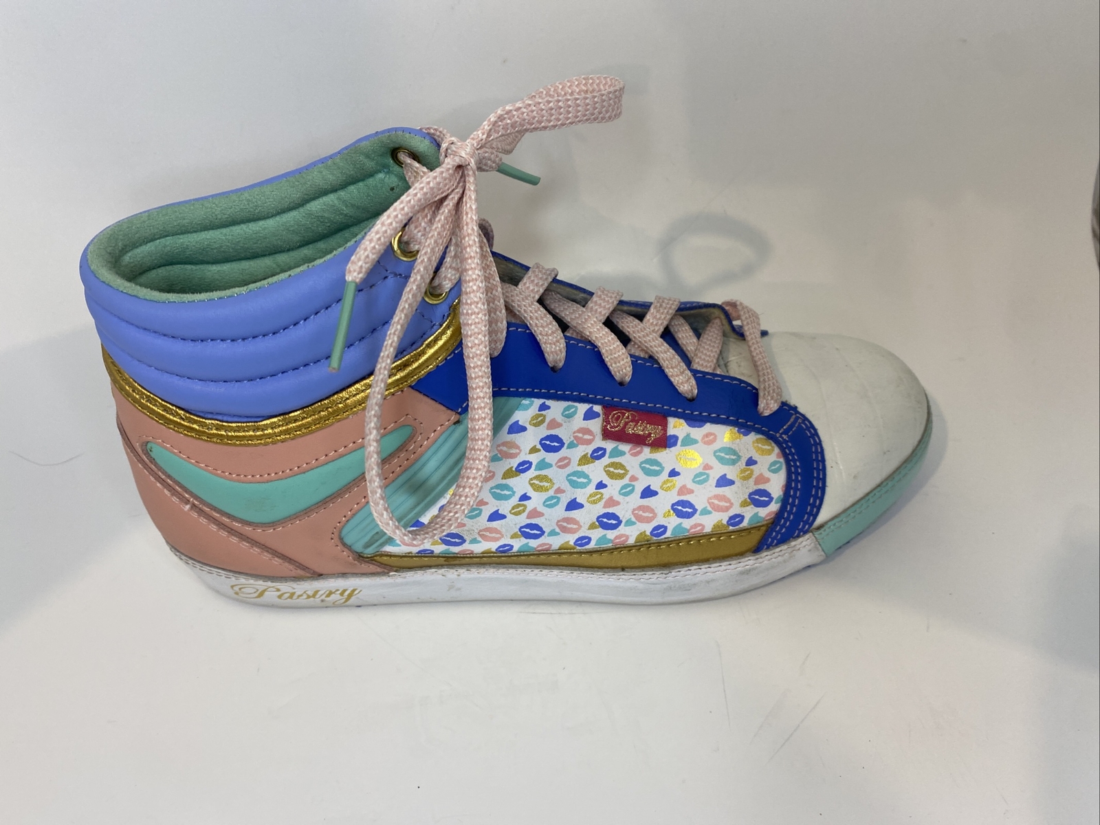 Love Pastry’s Women’s Shoes size 9 high tops Dance Hiphop Blue Green Pink Kisses