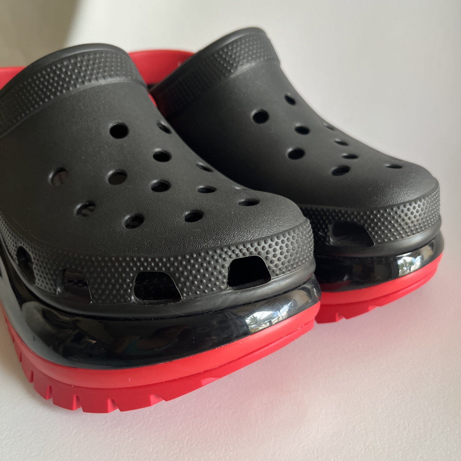 Crocs Mega Crush Clog black red womens Right W7 Left W8 mismatched pair adaptive