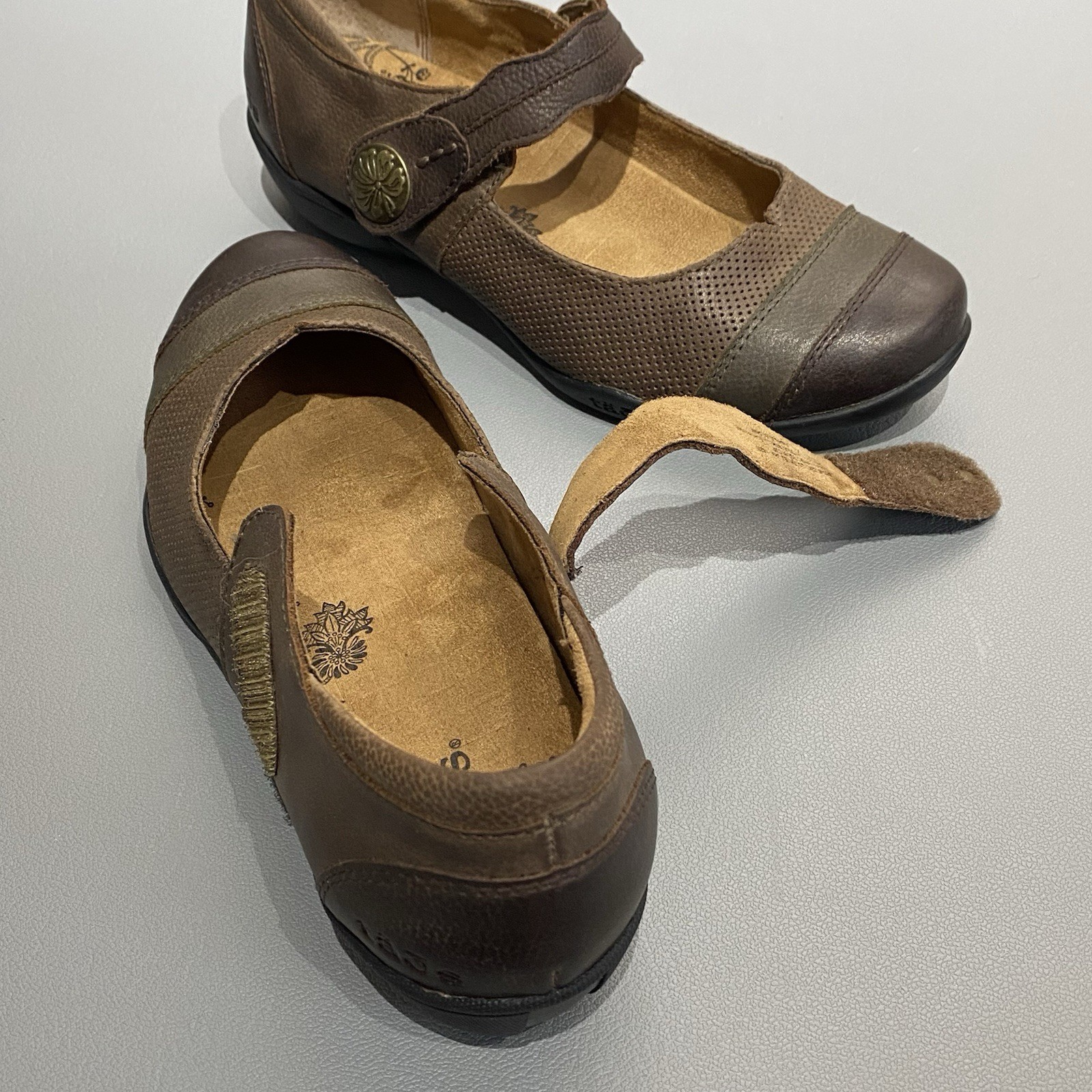 Taos Bravo Mary Jane Flats Brown Gray Leather Womens 7W Wide Comfort Closed Toe