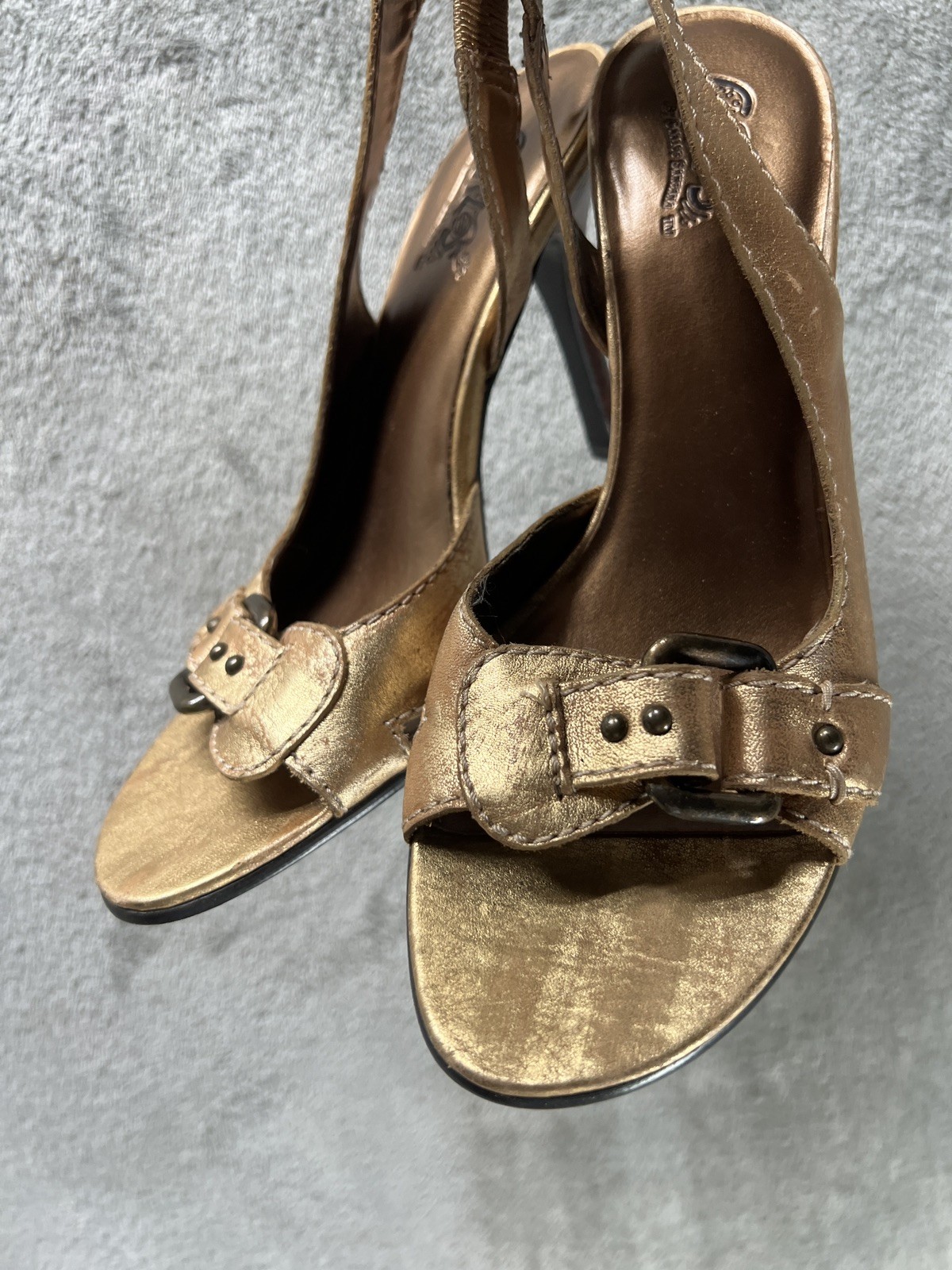 Carlos by Carlos Santana Sz 8 Fidelity Distressed Gold Buckle Slingback Sandal