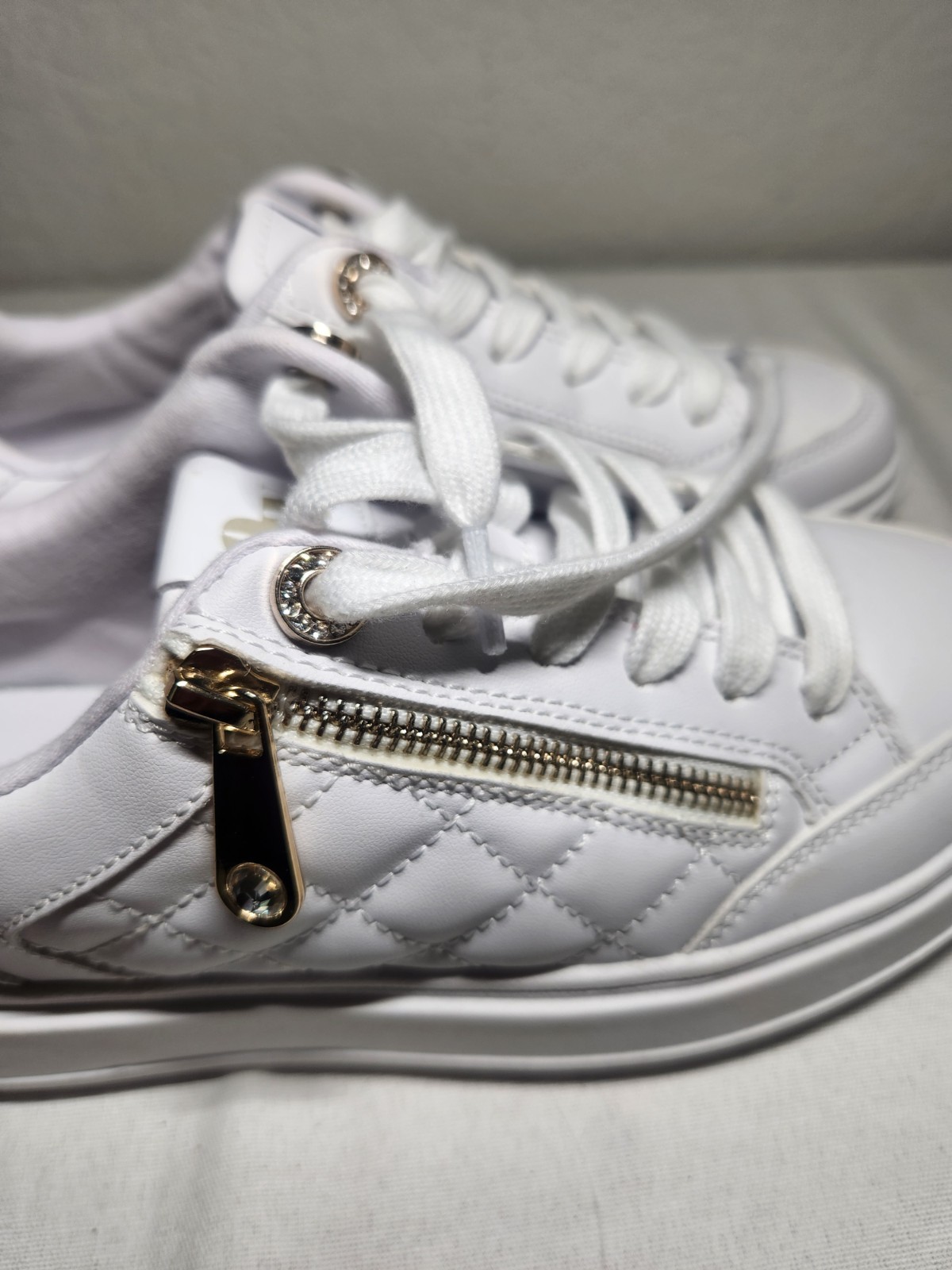 Women’s White Quilted Sneakers Size 8M – Gold Zipper Accent & Logo Detail