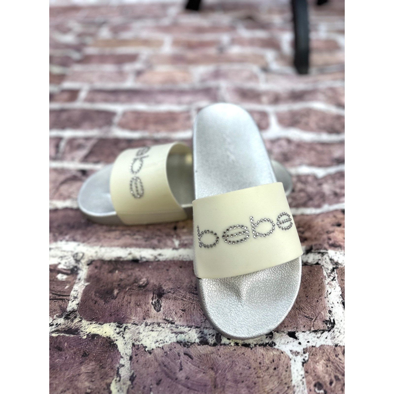bebe Dahlia Silver Frost Rhinestone Logo Slide Sandals Womens 9 M Metallic Cream