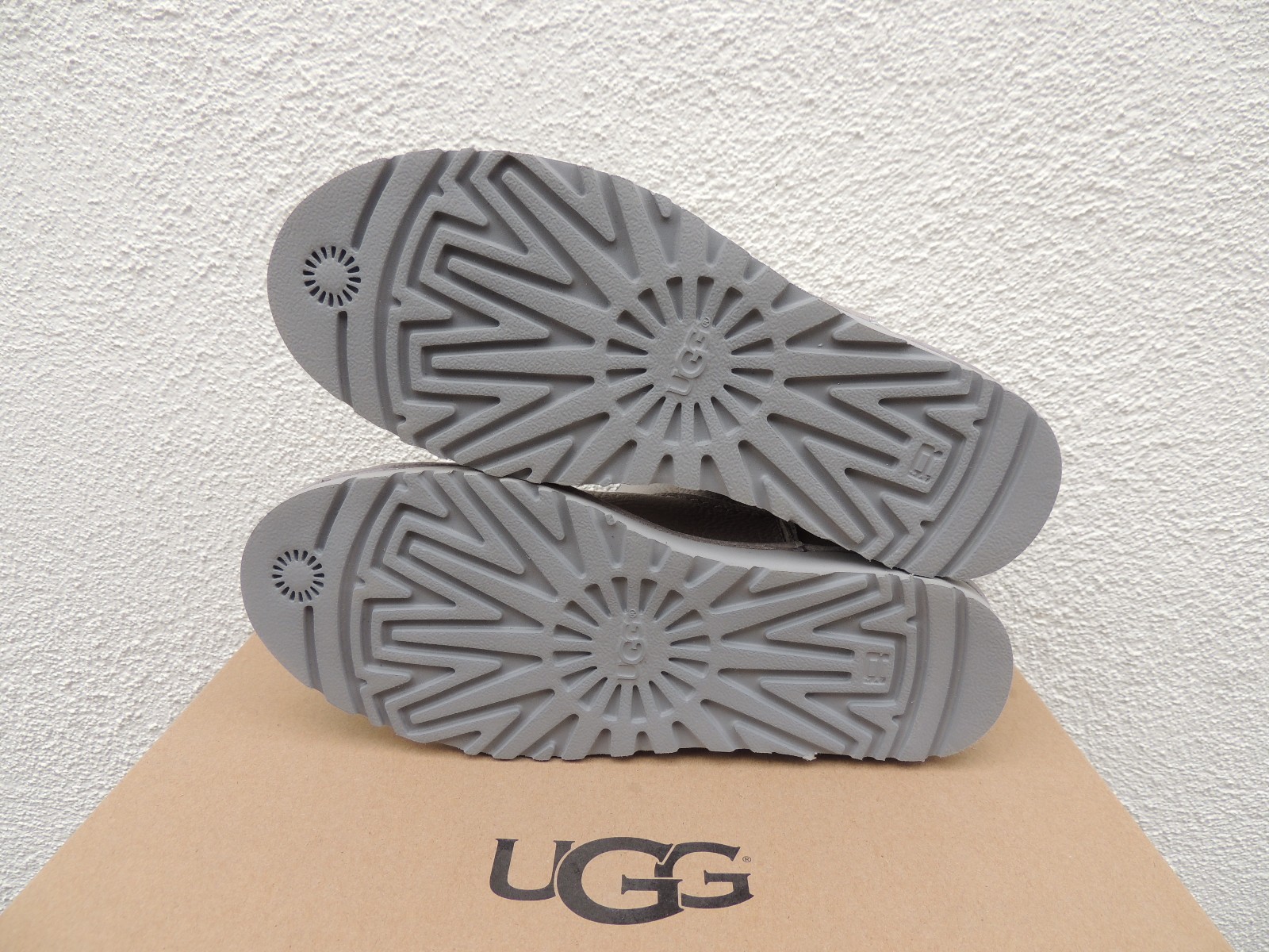 UGG CLASSIC UNLINED METALLIC SILVER LEATHER BOOTS, WOMEN US 11/ EUR 42 ~ NEW