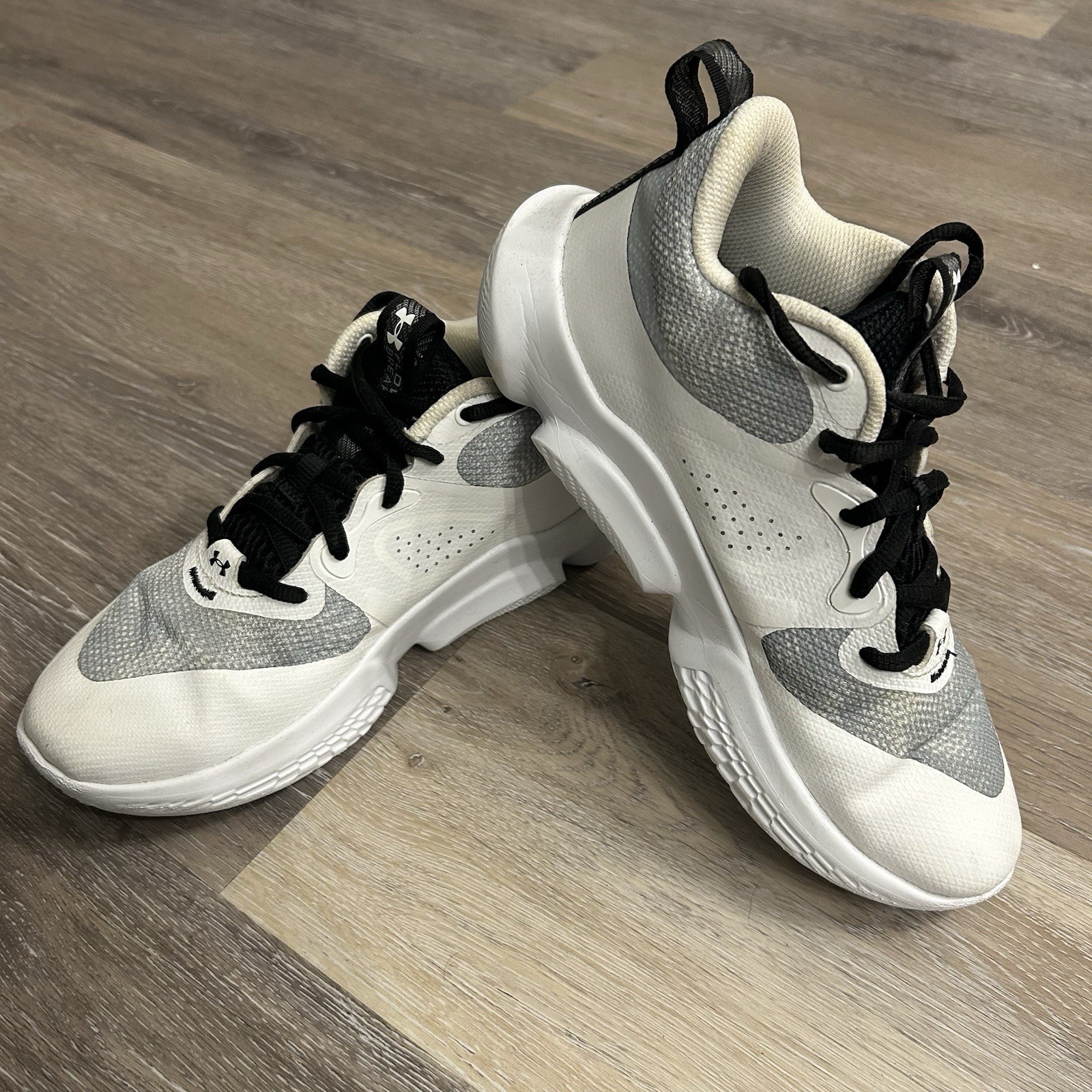 Under Armour Flow Breakthru 3 Style# 3025603-100 Size 7.5 White/Black