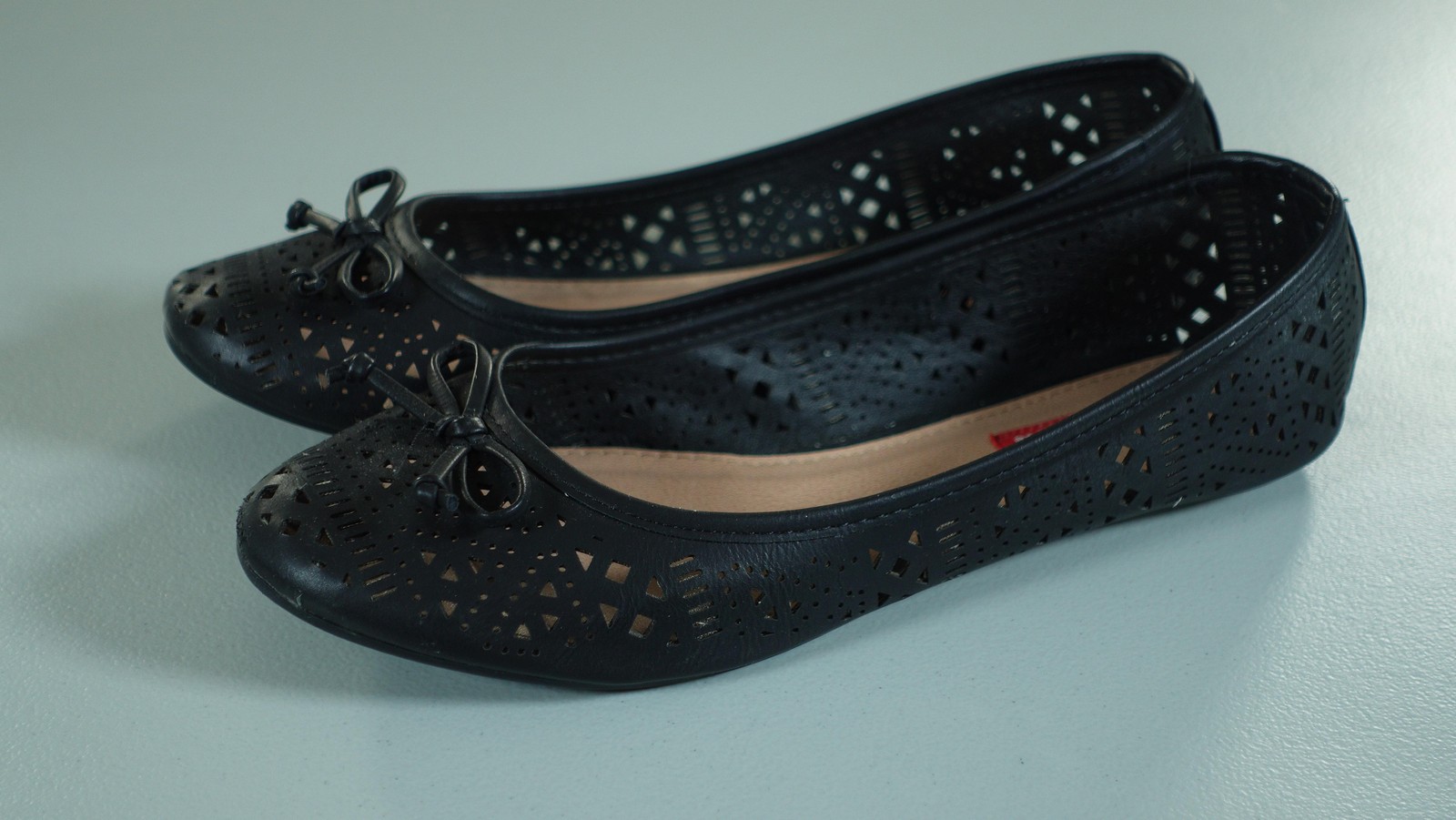 UNIONBAY Shoes Womens Size 8 Black Cutout Ballet Flats Bow Round Toe Slip On