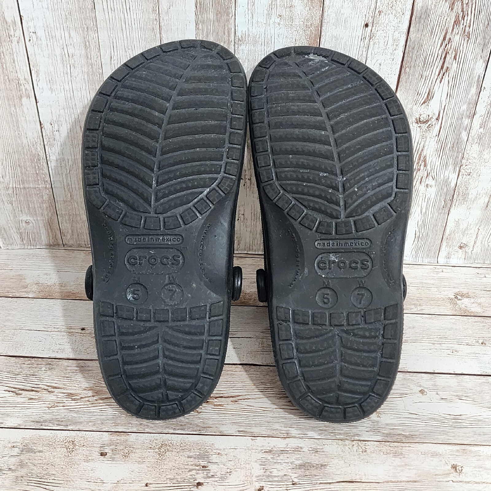 Crocs Unisex – Adult Baya Clog – Black – Size Women’s 7 – Men’s 5