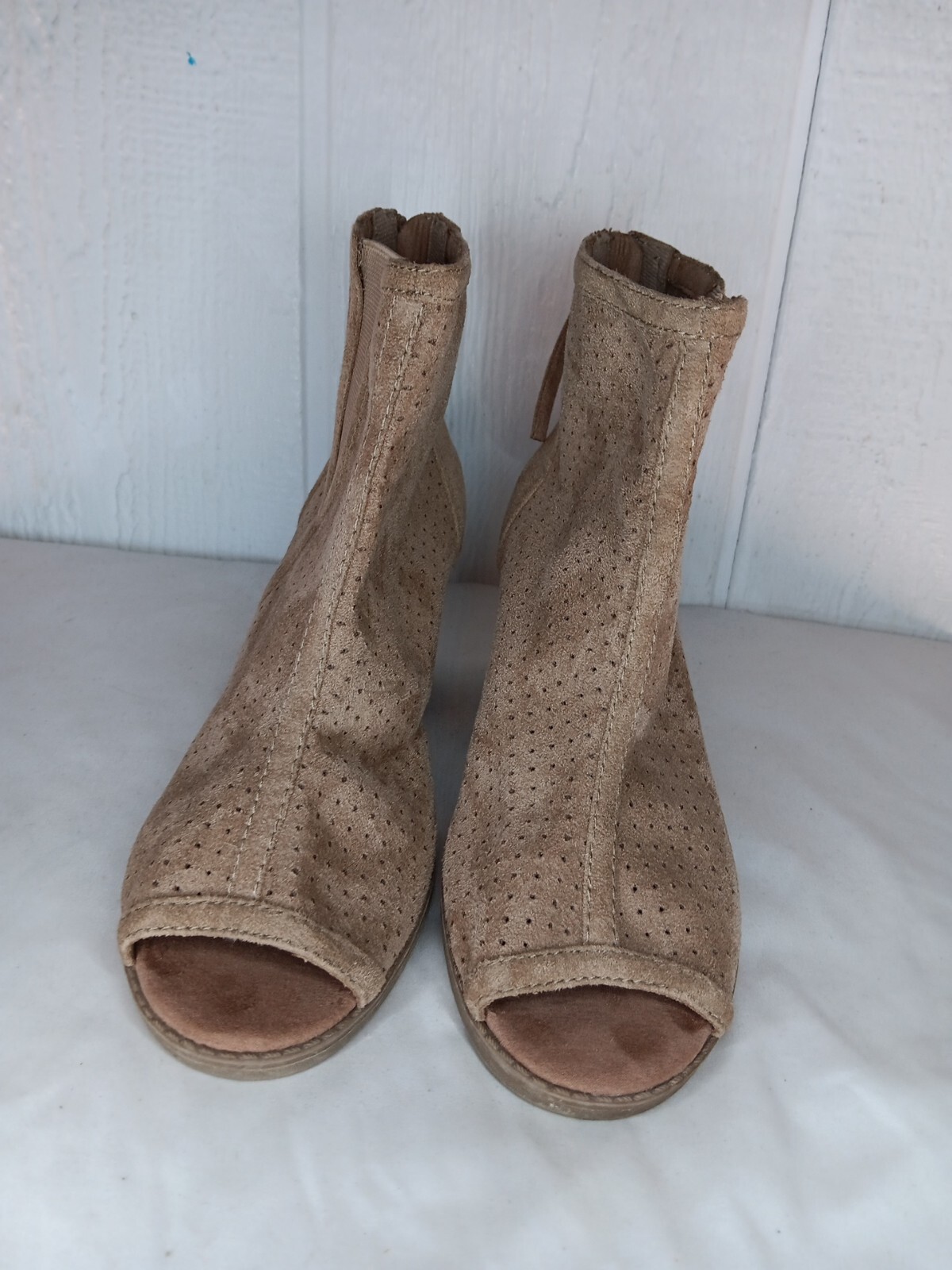 Big Buddha Perforated Peep Toe Ankle Boot Women’s 7 Tan Bootie Block 2.5″ Heel