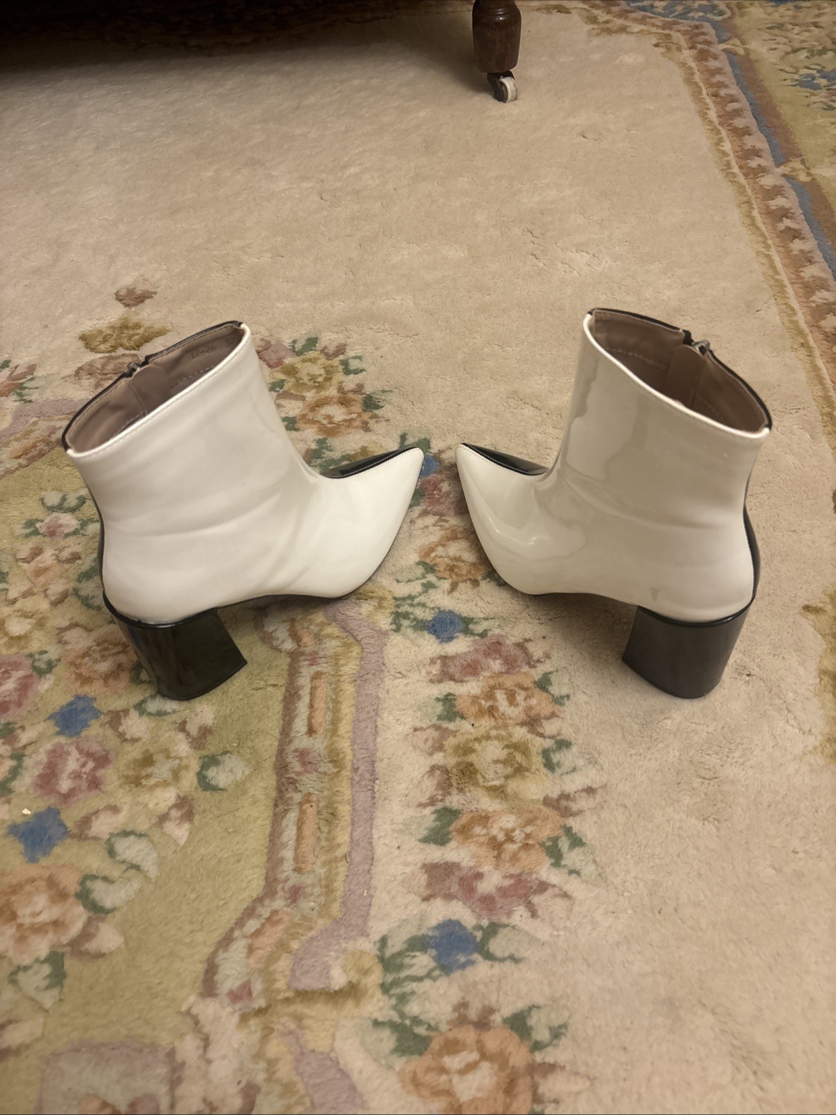 Nasty Gal «NIKKI» Two-tone B&W Faux Patent Leather GOGO Fashion Boots Size 6 EUC