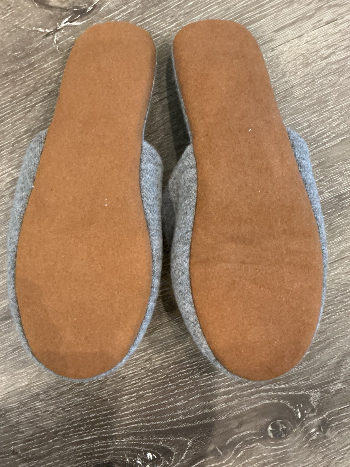 NakedCashmere Women Gray Luxury Slippers Size L/XL, faux Fox Fur Poms, CASHMERE