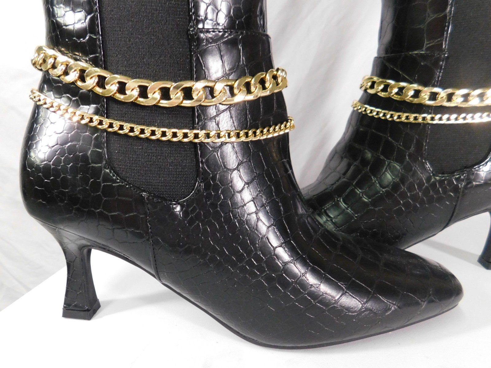 COMFORT EST 1946 TALL BLACK FAUX LEATHER CROC EMBOSSED BOOTS W/GOLD CHAIN 8W
